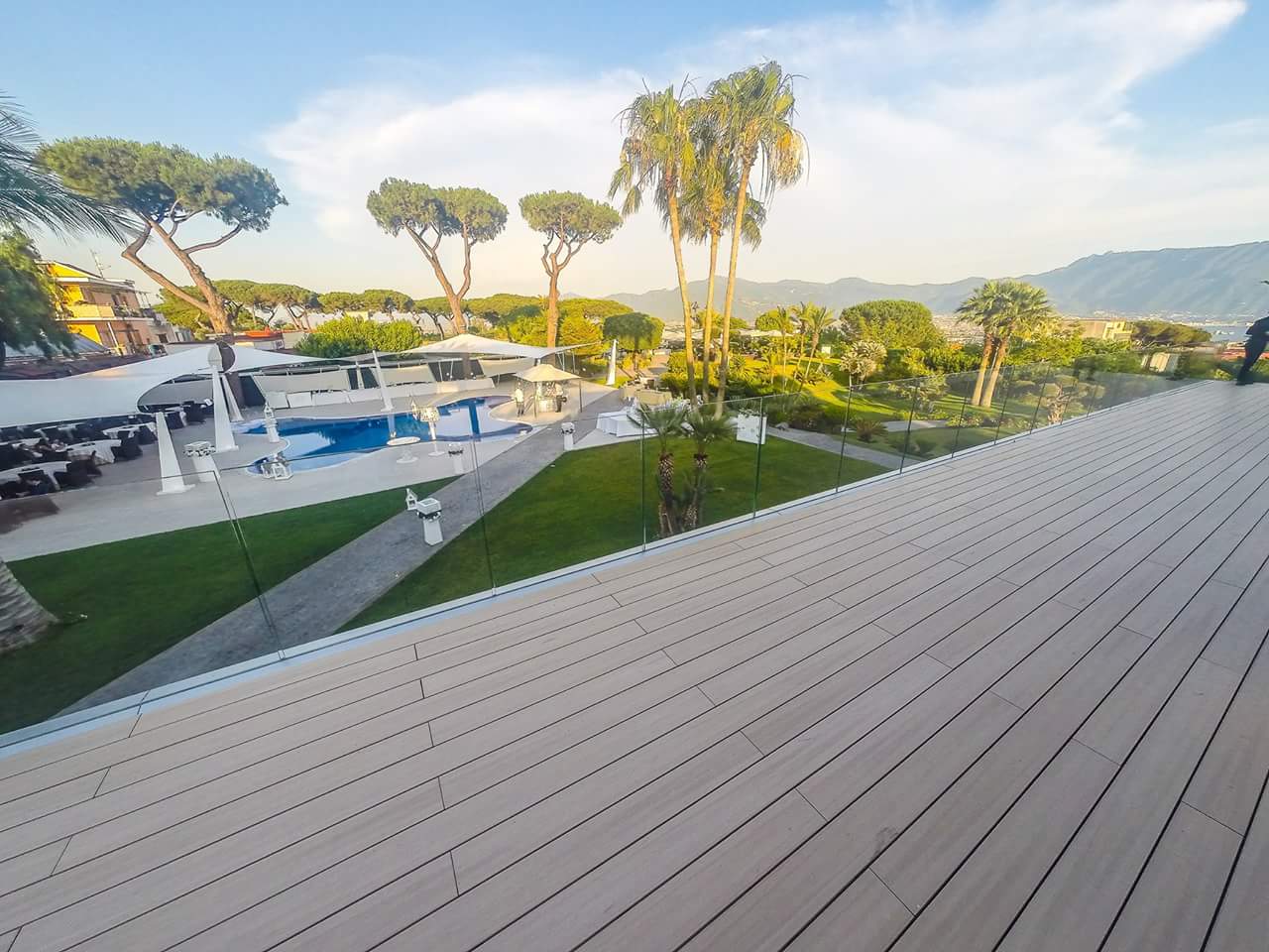 融合自然与建筑的蓝马林俱乐部餐厅设计-1