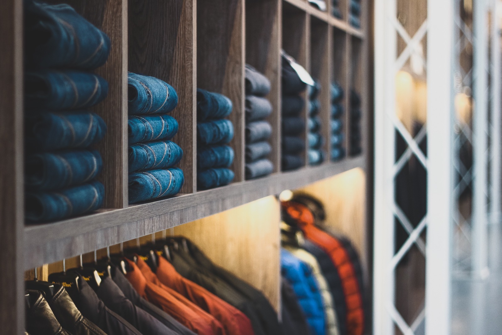 废弃工业建筑的时尚变身——Ghelfi 服装店室内设计-5