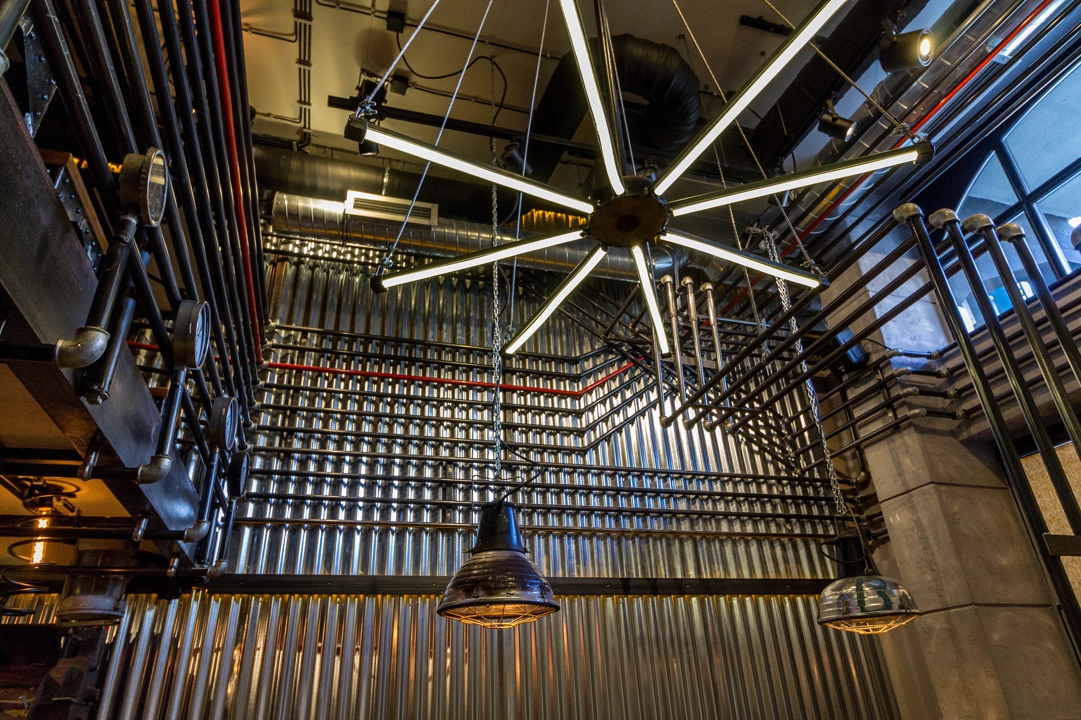 独特工业风,1200 米管道打造的极致酒吧空间-1