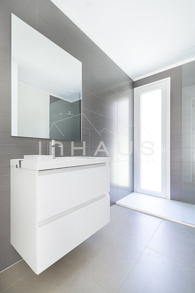 巴塞罗那简约现代模块化别墅-1