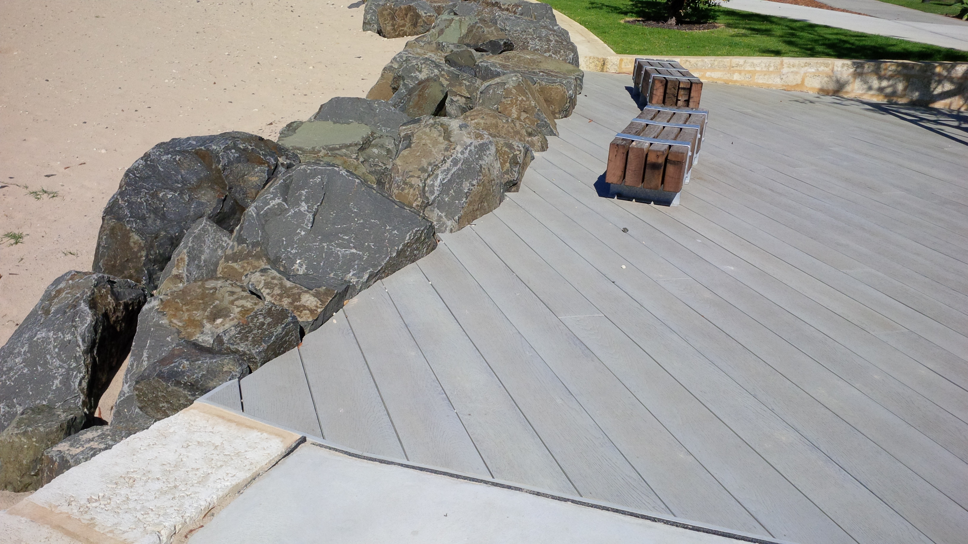 2014 年完工的 Millboard Smoked Oak decking 项目-2