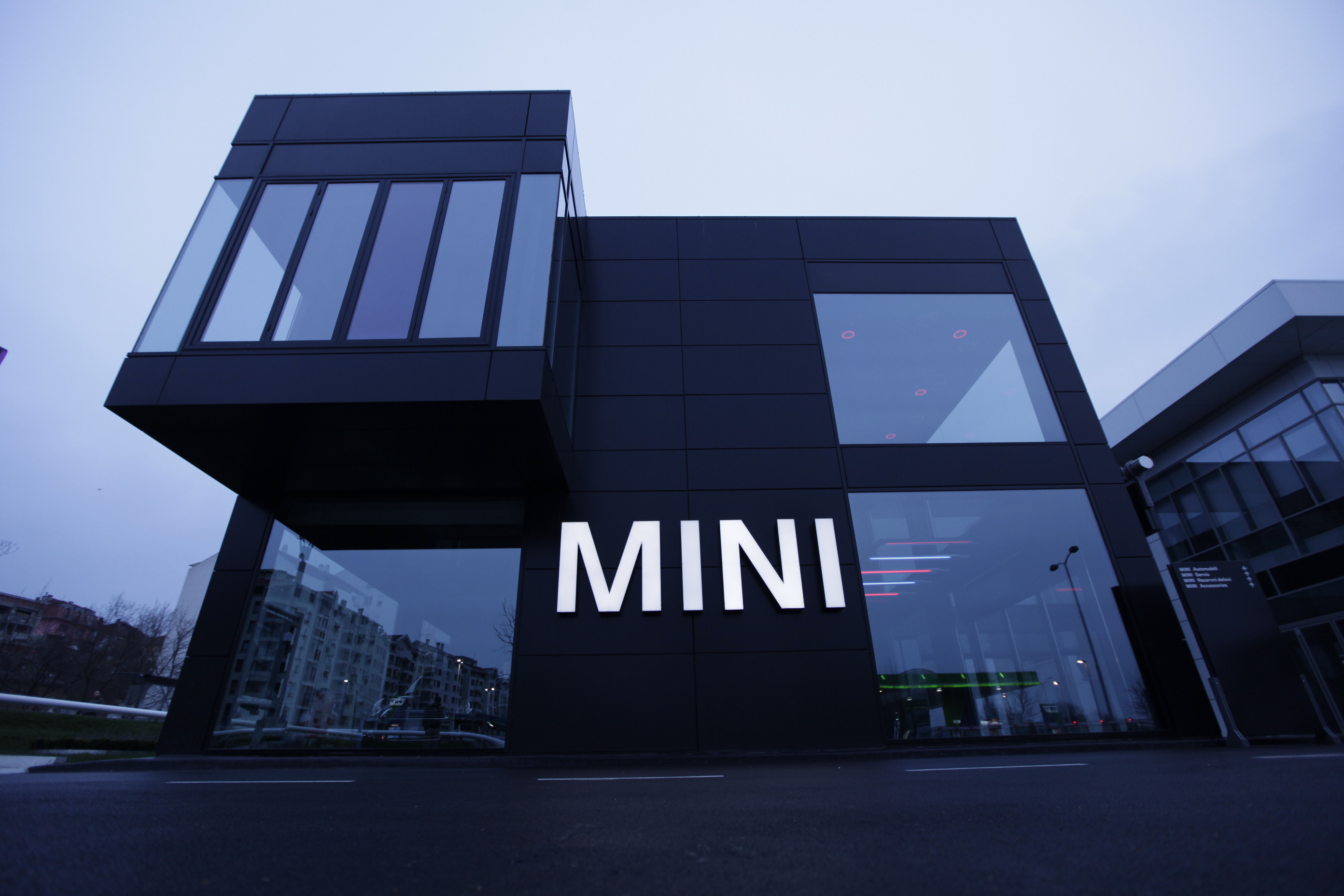 2008 年宝马 MINI 中心-- 现代展示空间设计典范-1