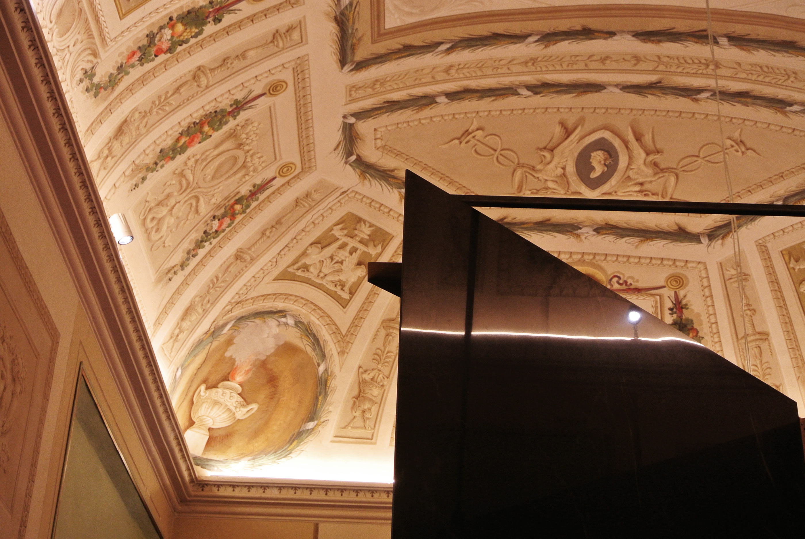 意大利古堡中的现代展览中心-15