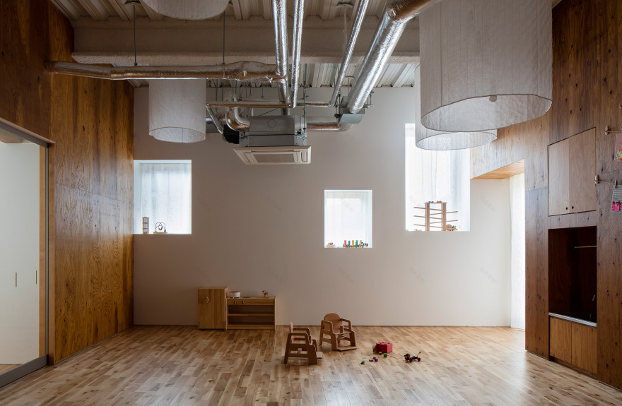 隈研吾打造东京幼儿园,倾斜屋顶分割建筑规模-12