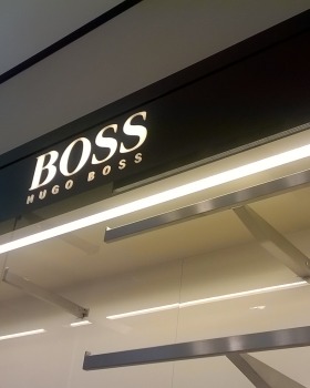 2017 年罗马"拉·里贾纳"三叉戟街角 HUGO BOSS 展示厅室内设计案例