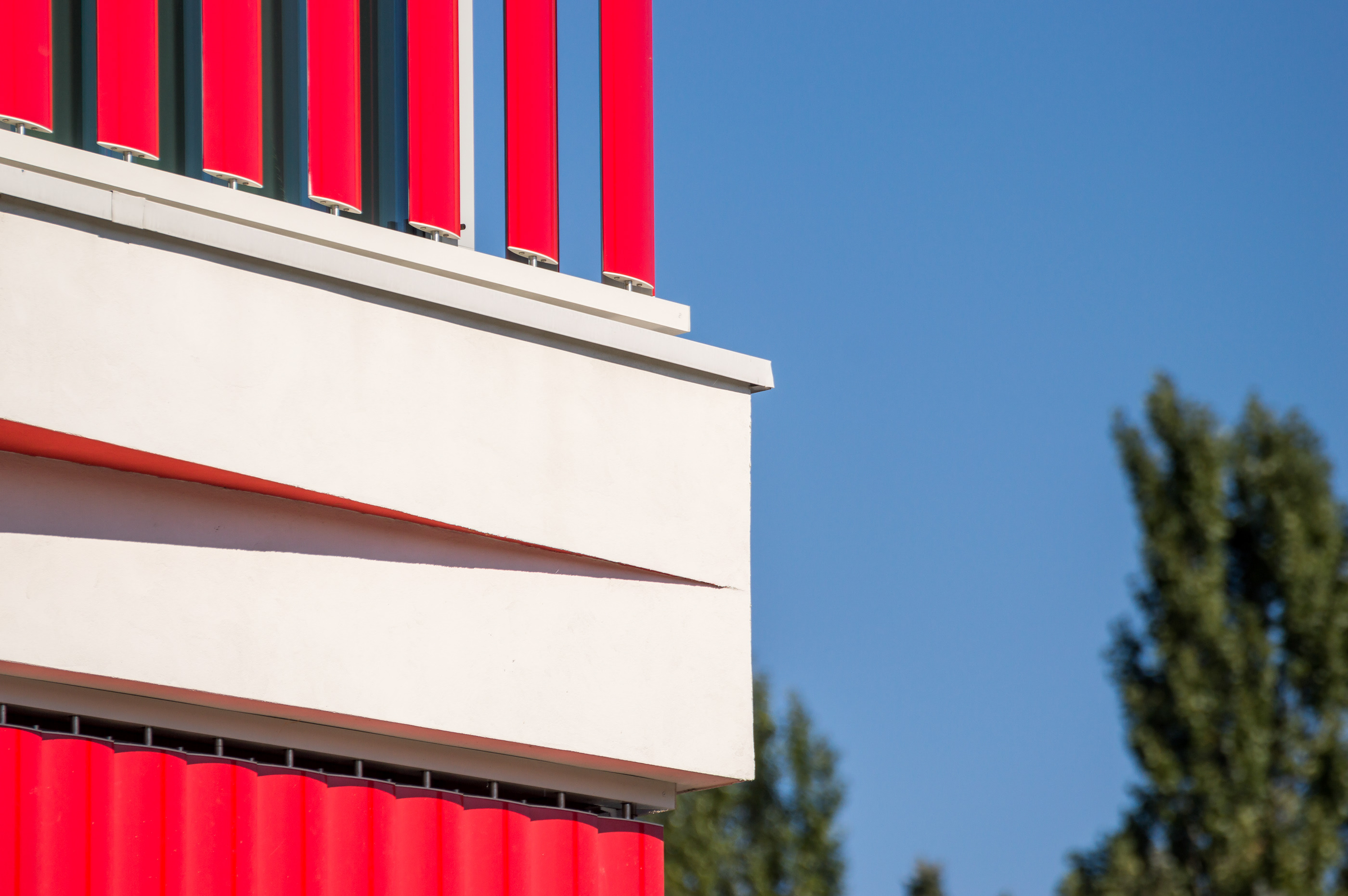Red blinds on the new LZ Thermotrade Office by Krüllung-7