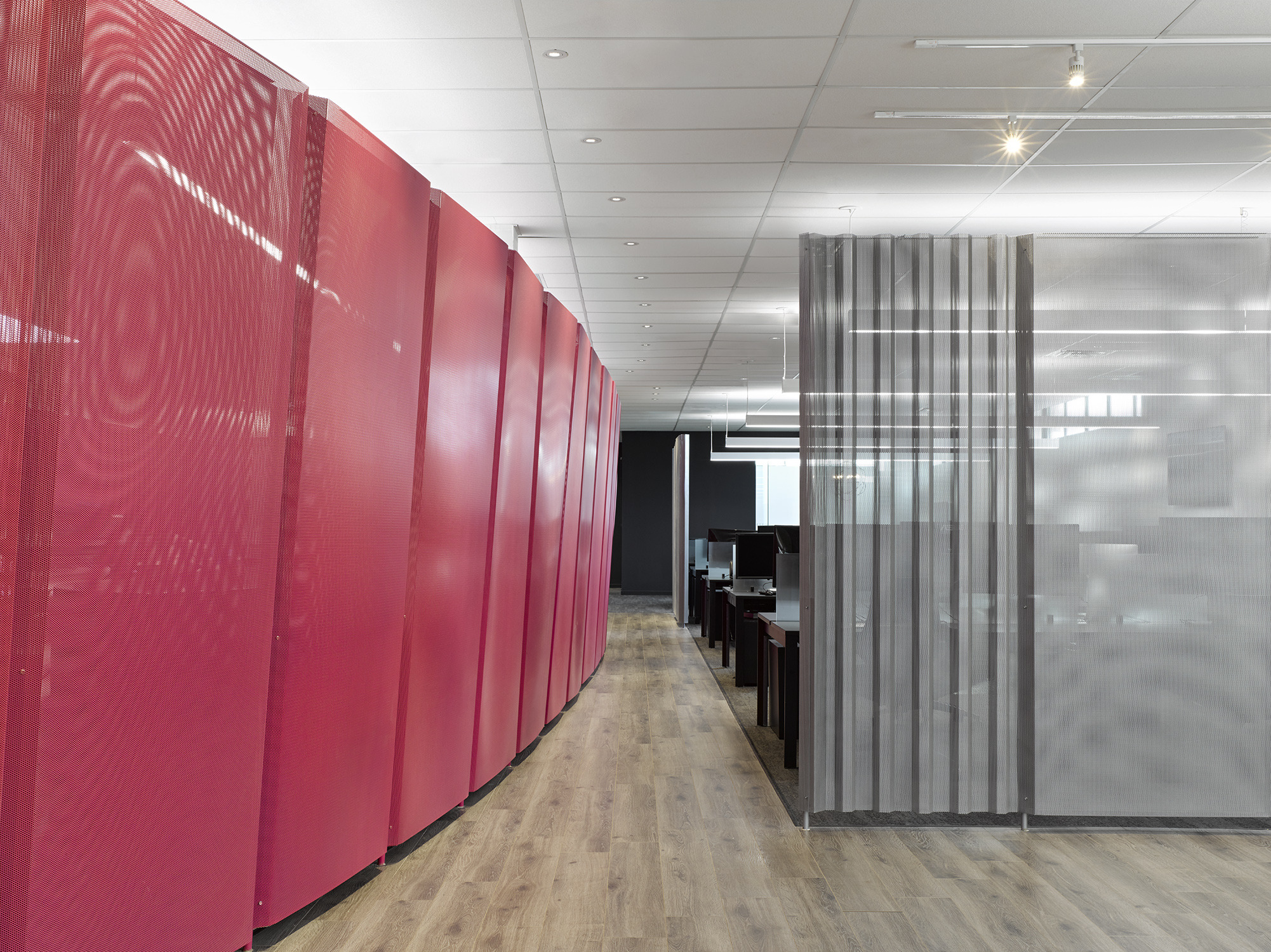 金属网格营造的茶香办公空间-13