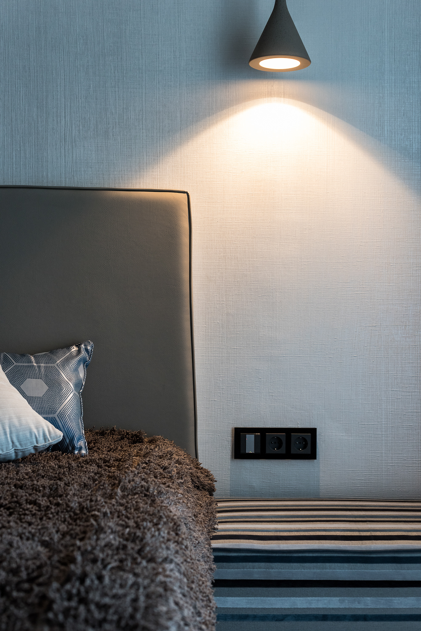 温暖米色卧室，简约实用-6