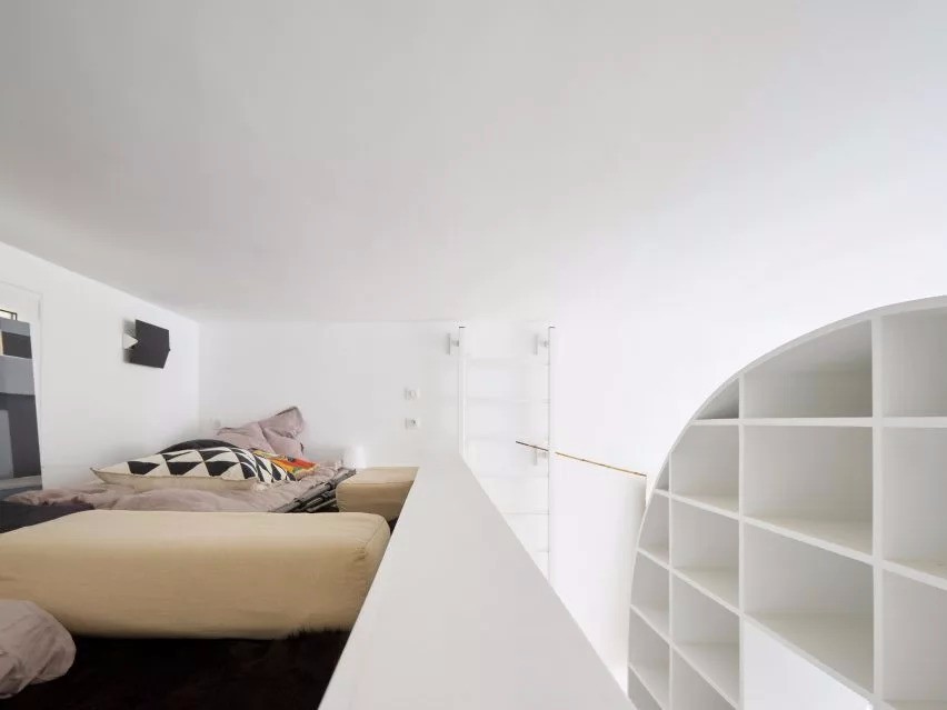 巴黎 30㎡小宅,拱形储物柜打造宽敞空间-32