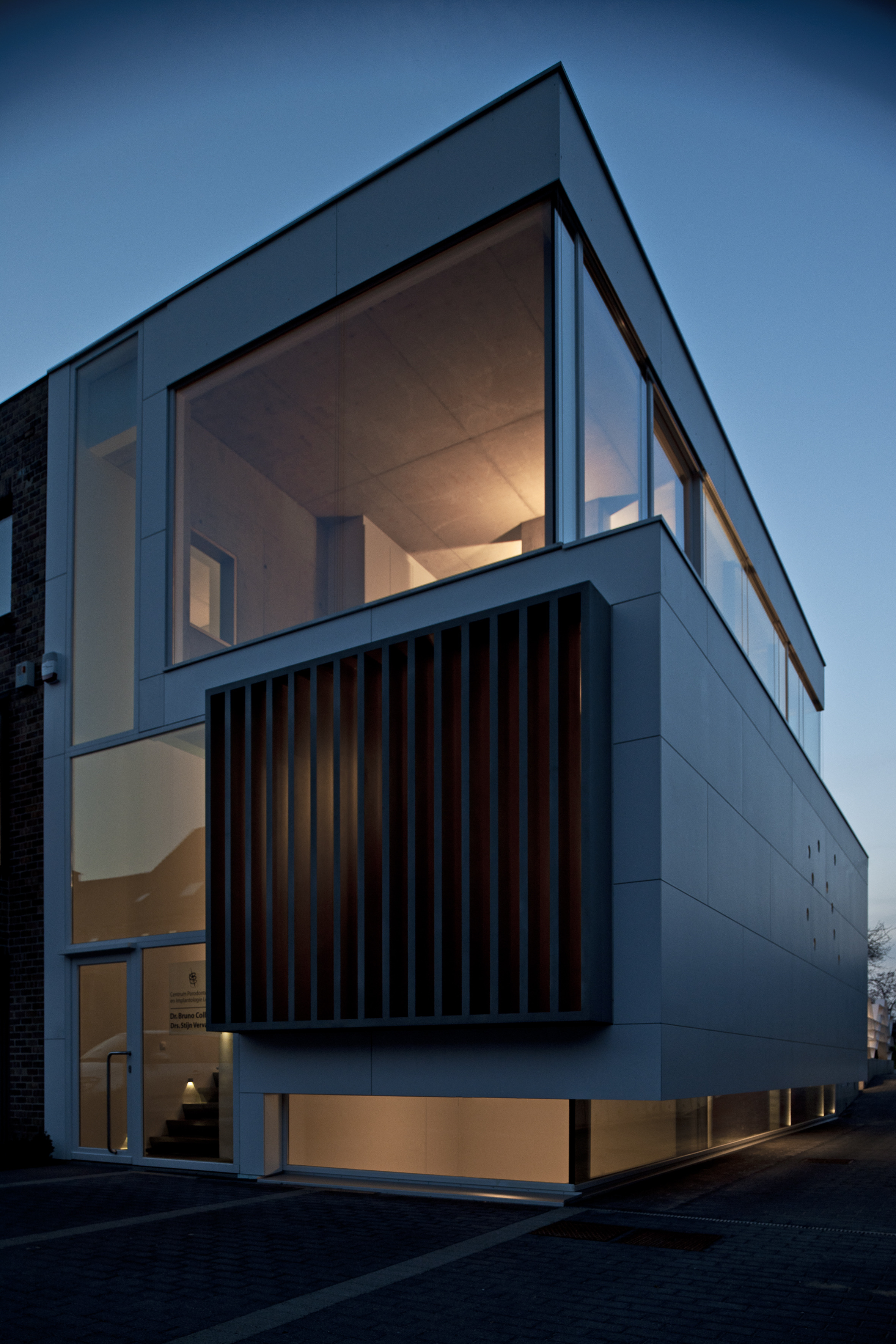 雕塑花园里的牙科诊所-18