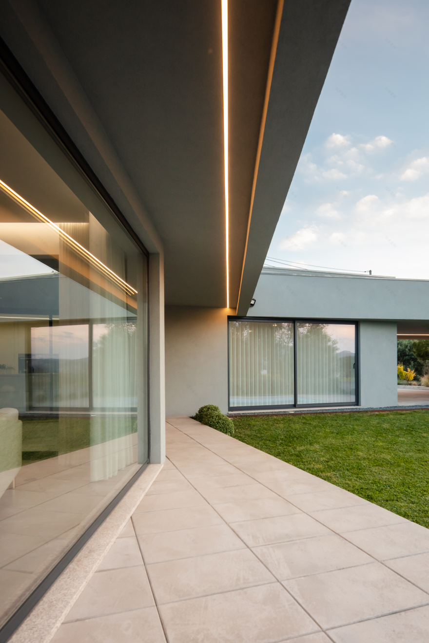 葡萄牙现代别墅 | 融入景观的私密空间-13