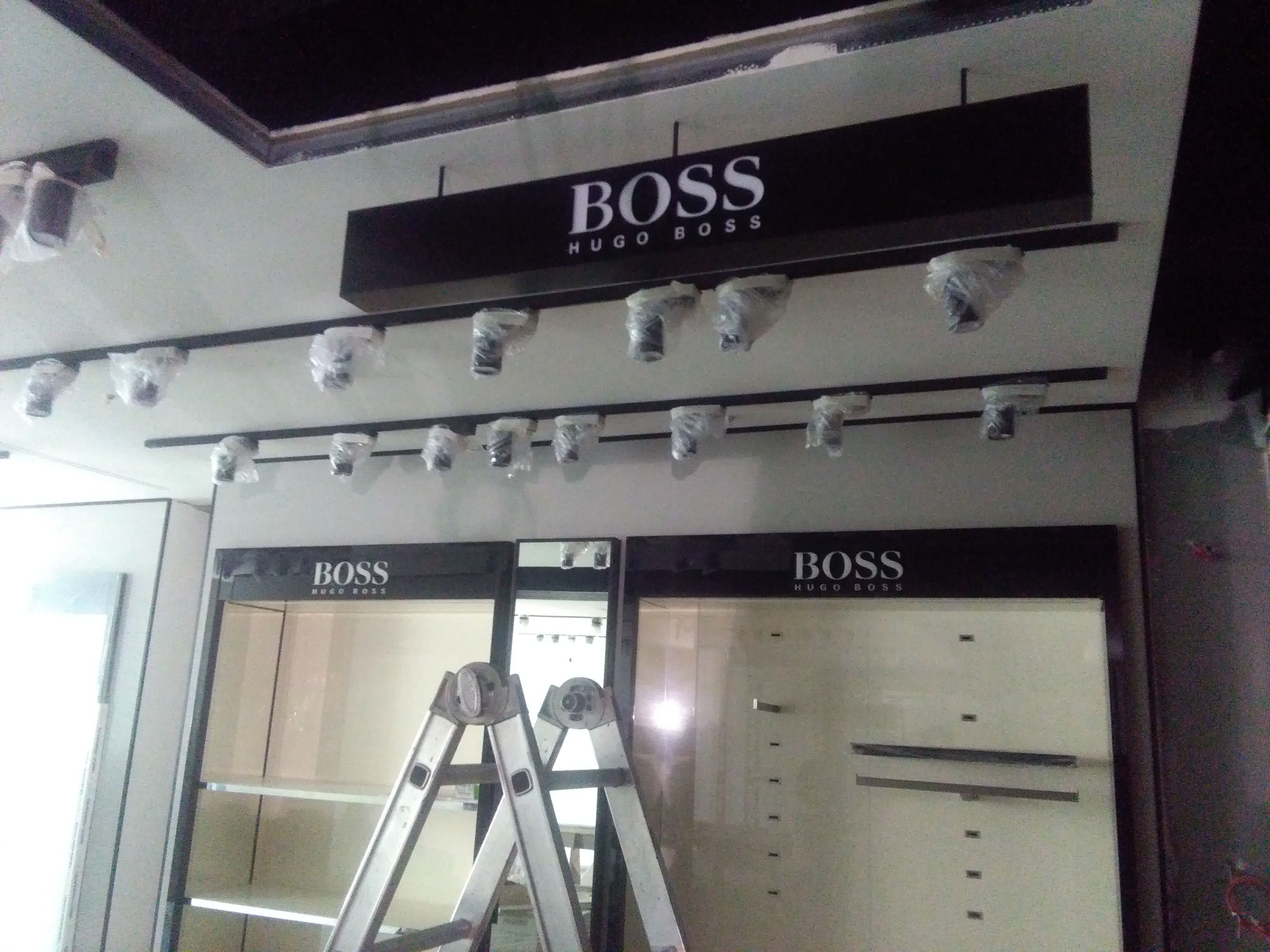 2017 年罗马"拉·里贾纳"三叉戟街角 HUGO BOSS 展示厅室内设计案例-7