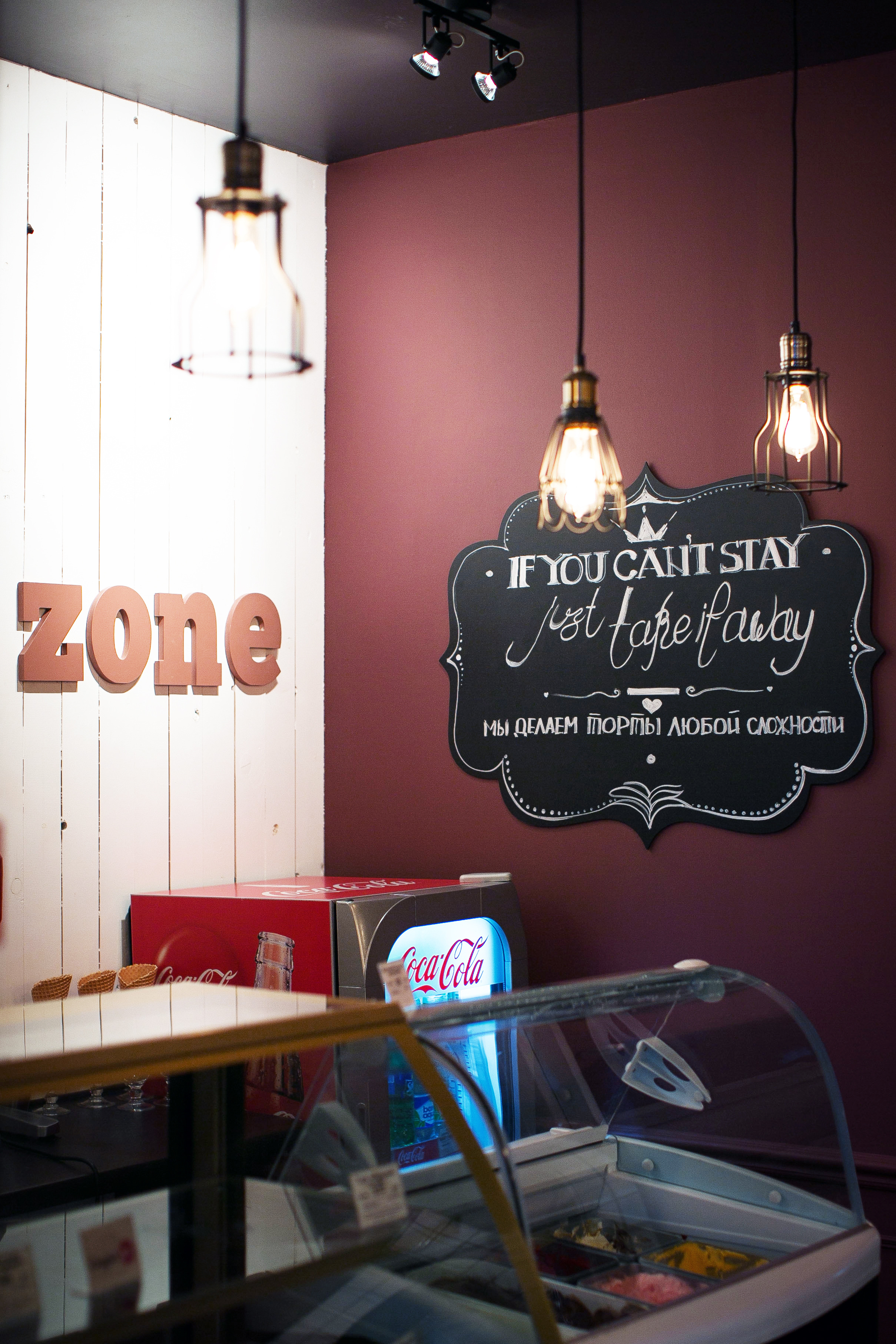 历史砖石与深色调的完美结合，打造温馨咖啡馆空间-9