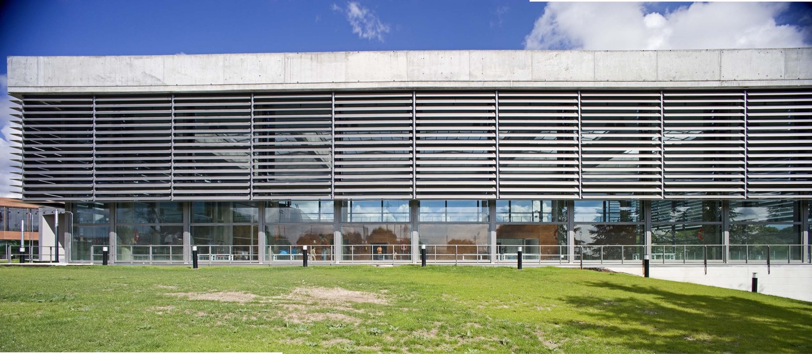 创新翻新体育设施,融入自然美景-58