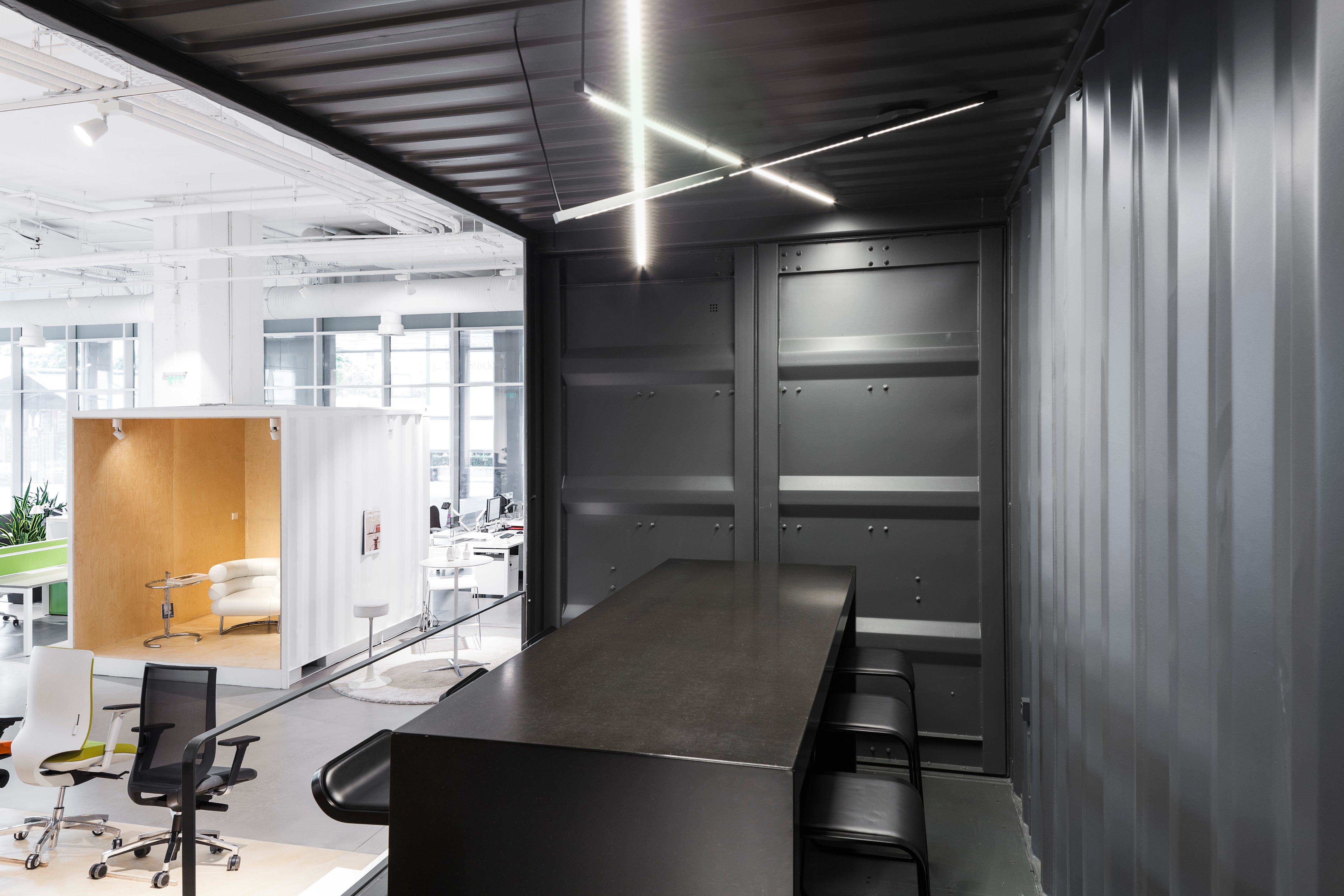 废旧集装箱打造时尚办公空间-0