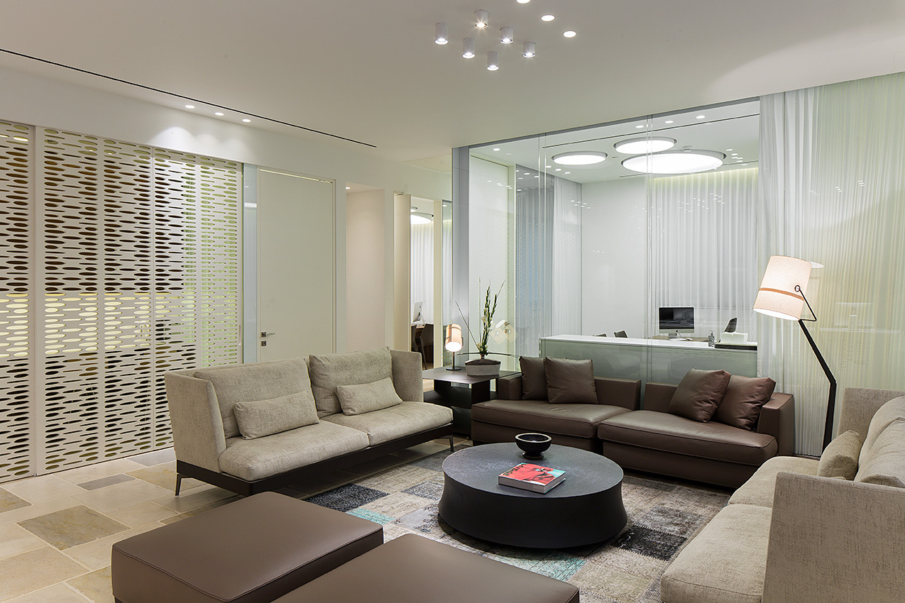 双层玻璃墙的整形诊所-19