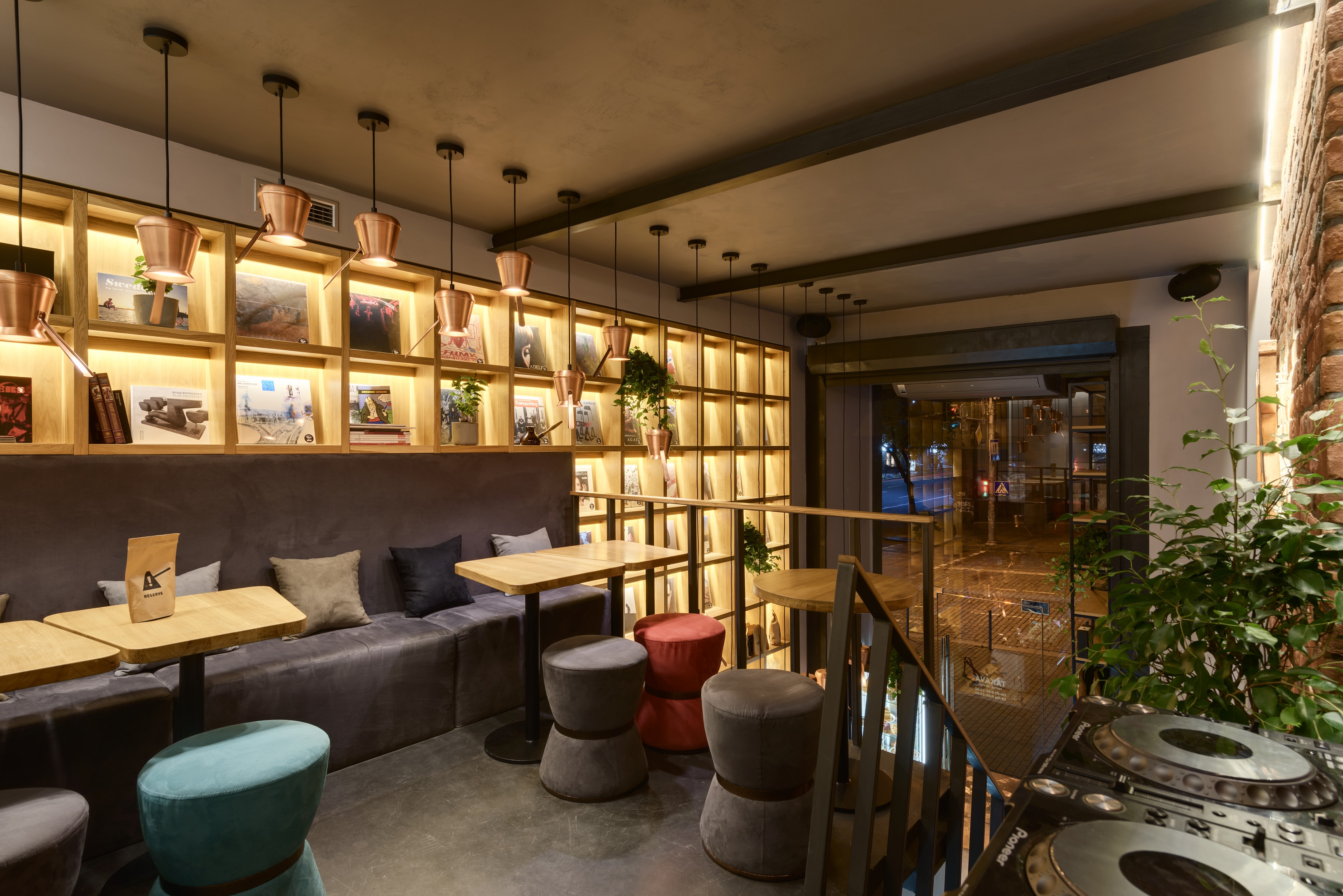 乌克兰 TAKAVA 咖啡馆 | 温馨木质、铜元素与复古氛围的巧妙结合-43