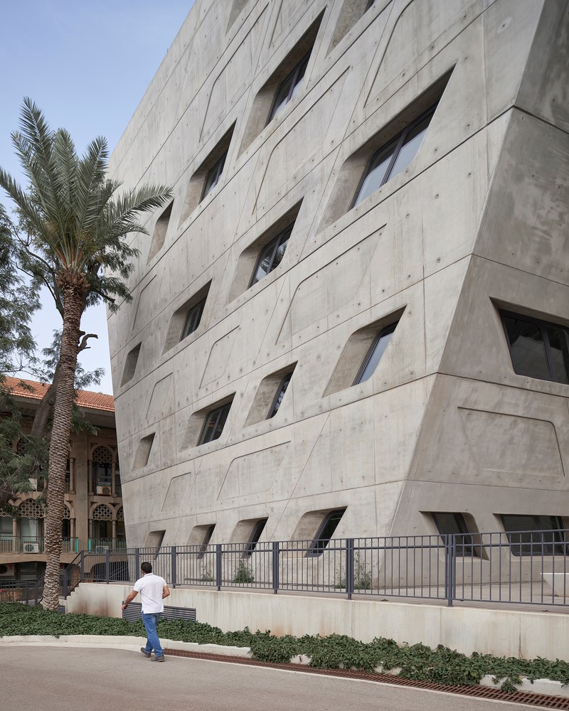 伊萨姆·法里斯研究所-4