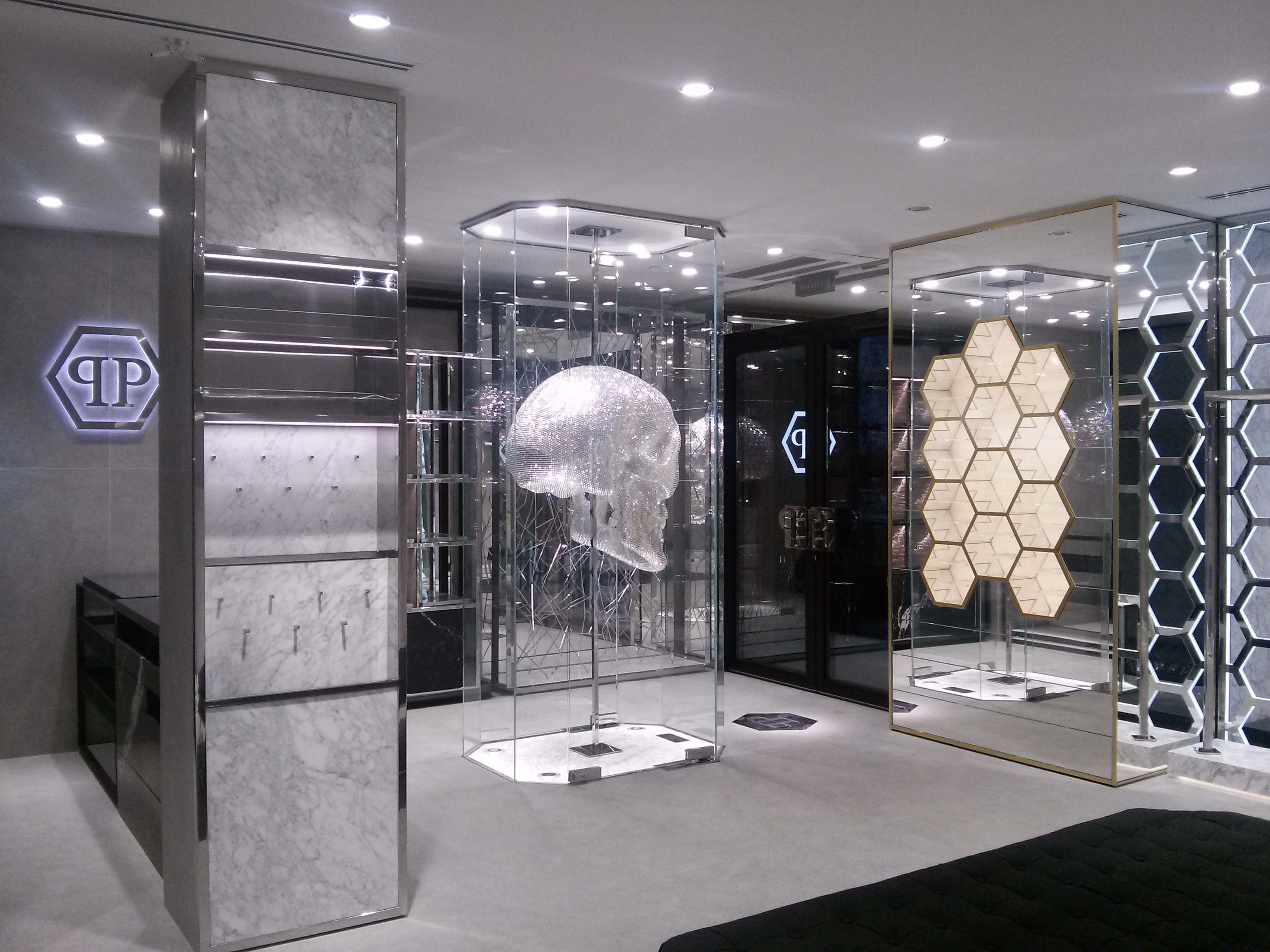 Kazan Philipp Plein 精品店室内设计-8