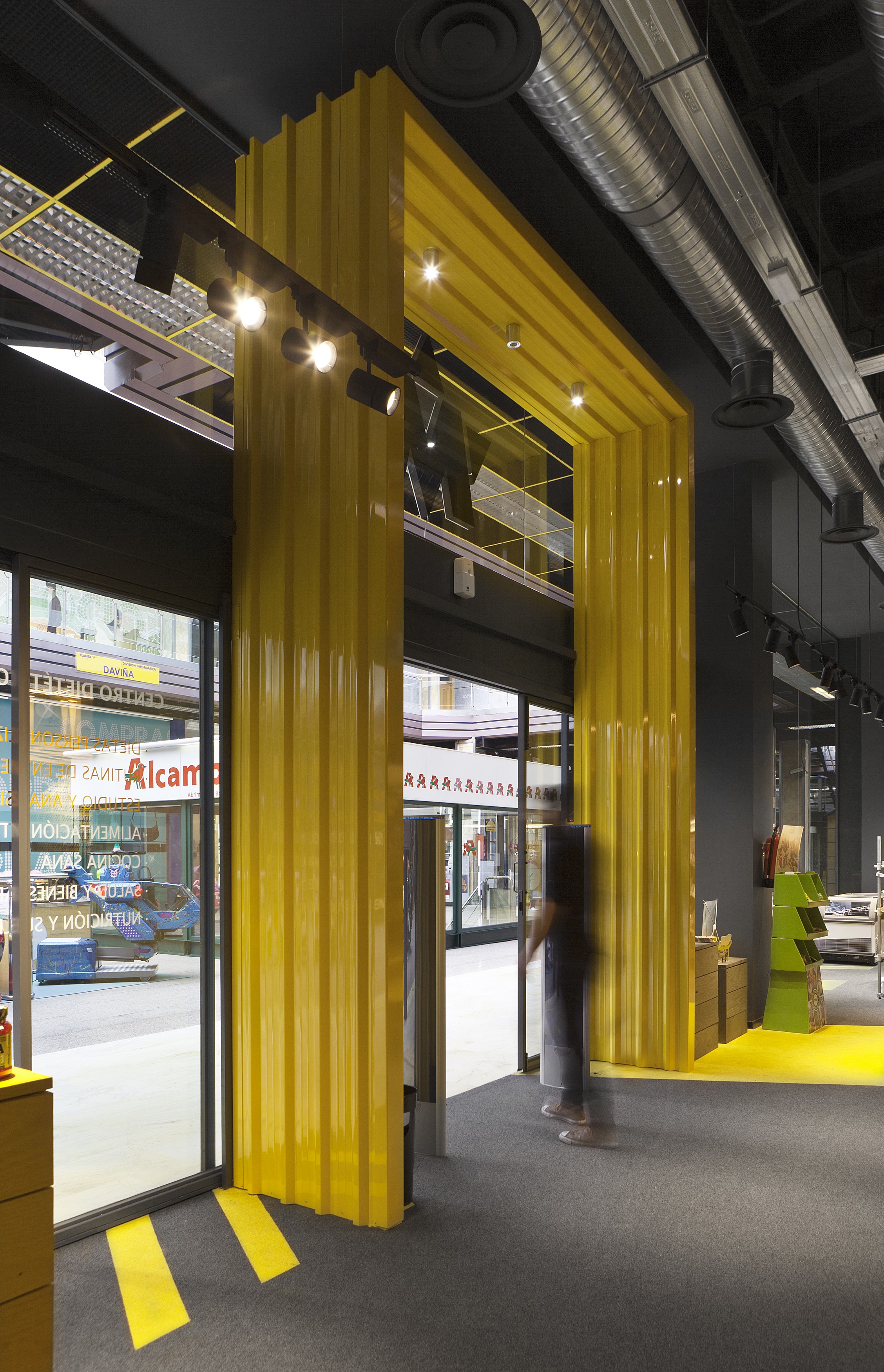 工业风 MISTERNUTRICIÓN 旗舰店，简约设计诠释 Santiago de Compostela-8