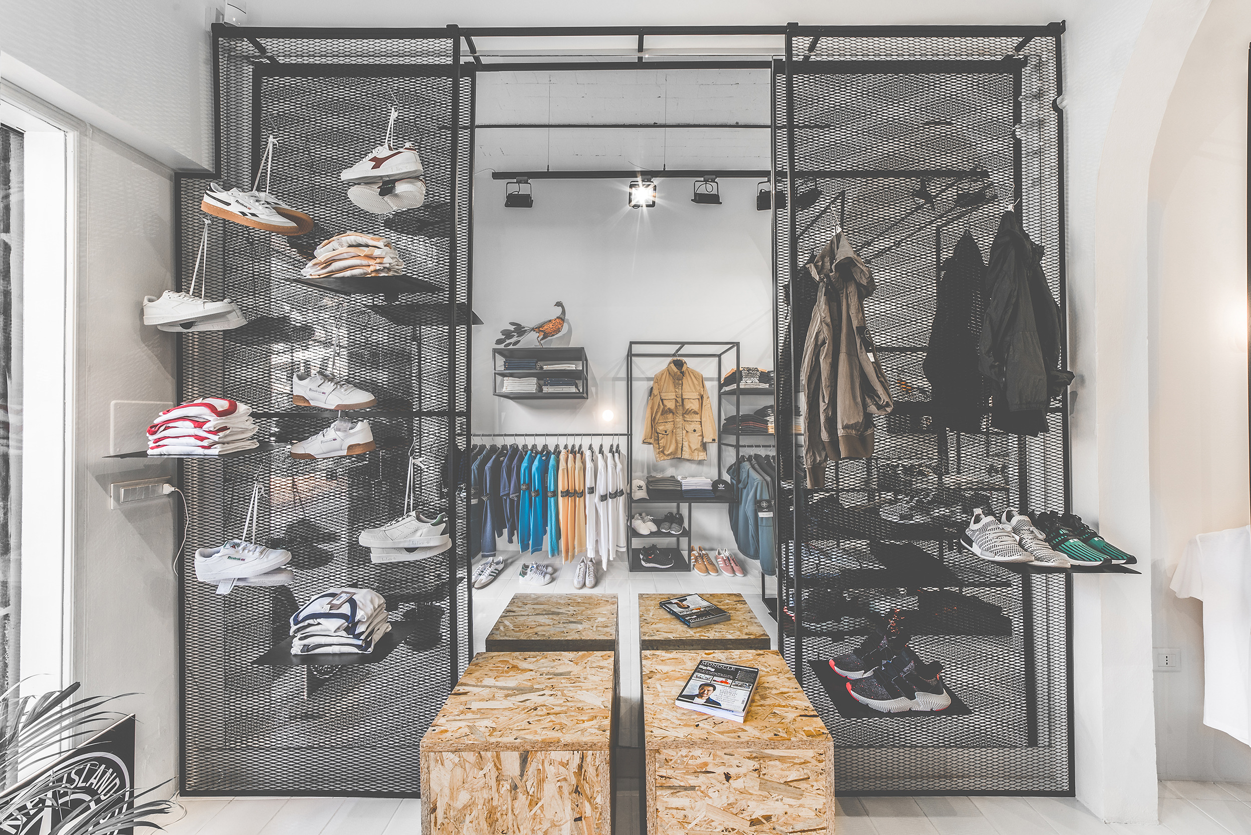 黑白线条勾勒出的独特购物体验-0