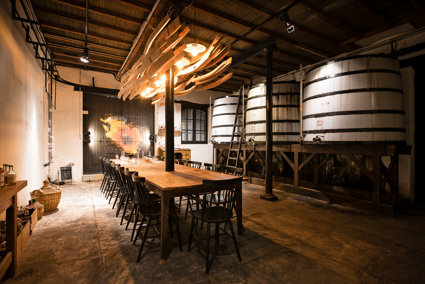 Bache Gabrielsen 酒瓶展示墙的室内设计魅力-0