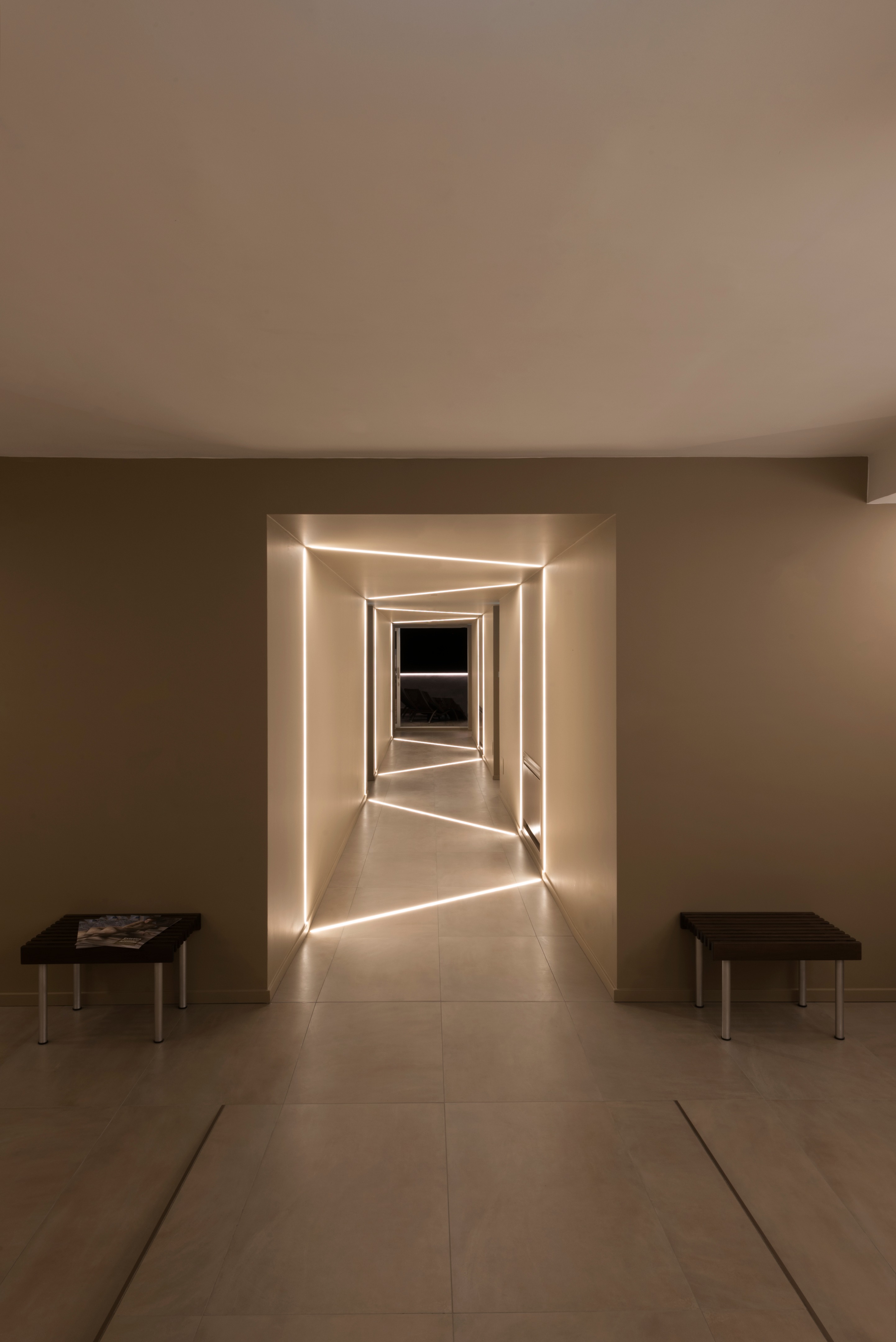 温暖中性色调的温泉疗养空间-2