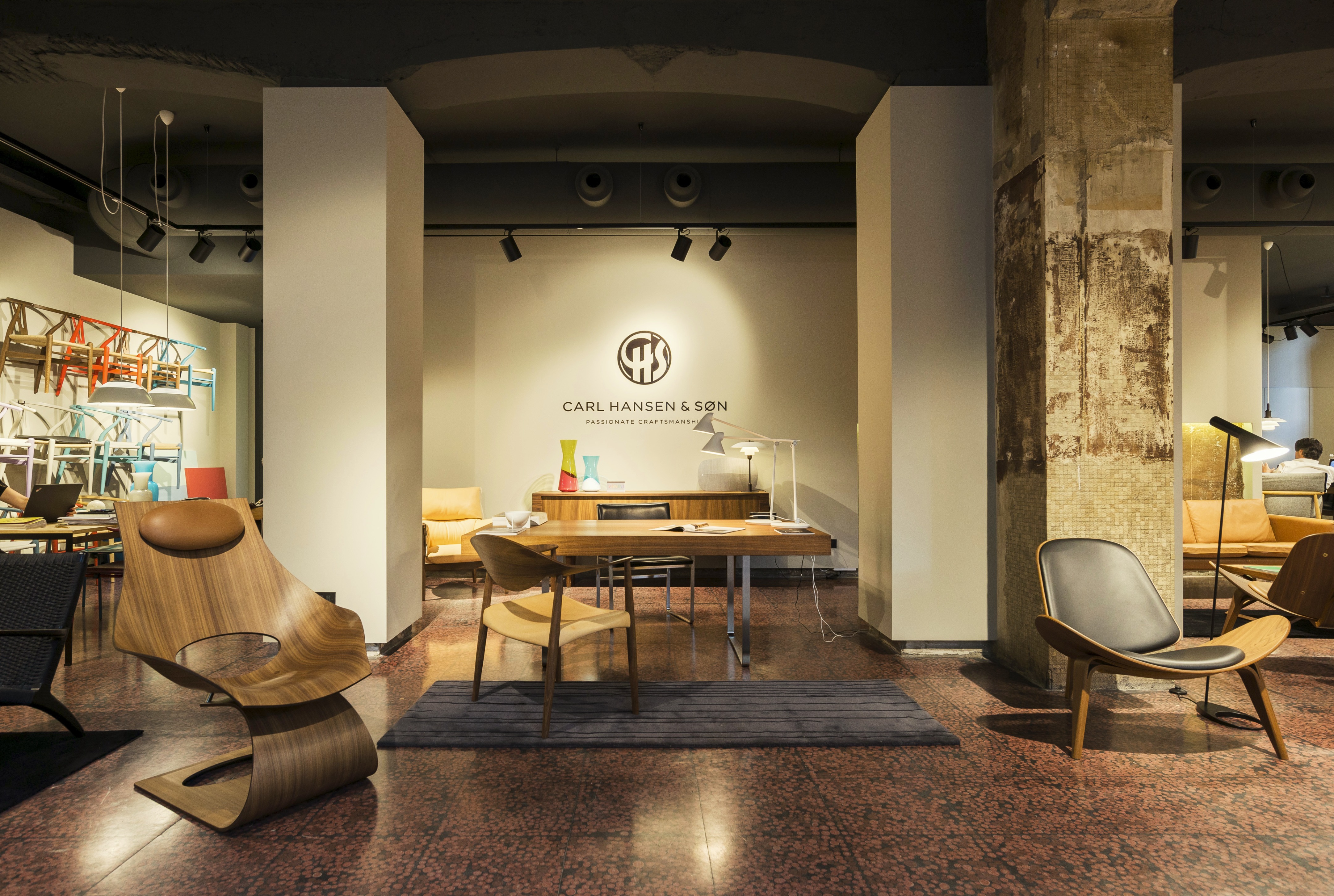 意大利首个 Carl Hansen & Søn 展示厅，简约北欧风遇见历史米兰空间-0