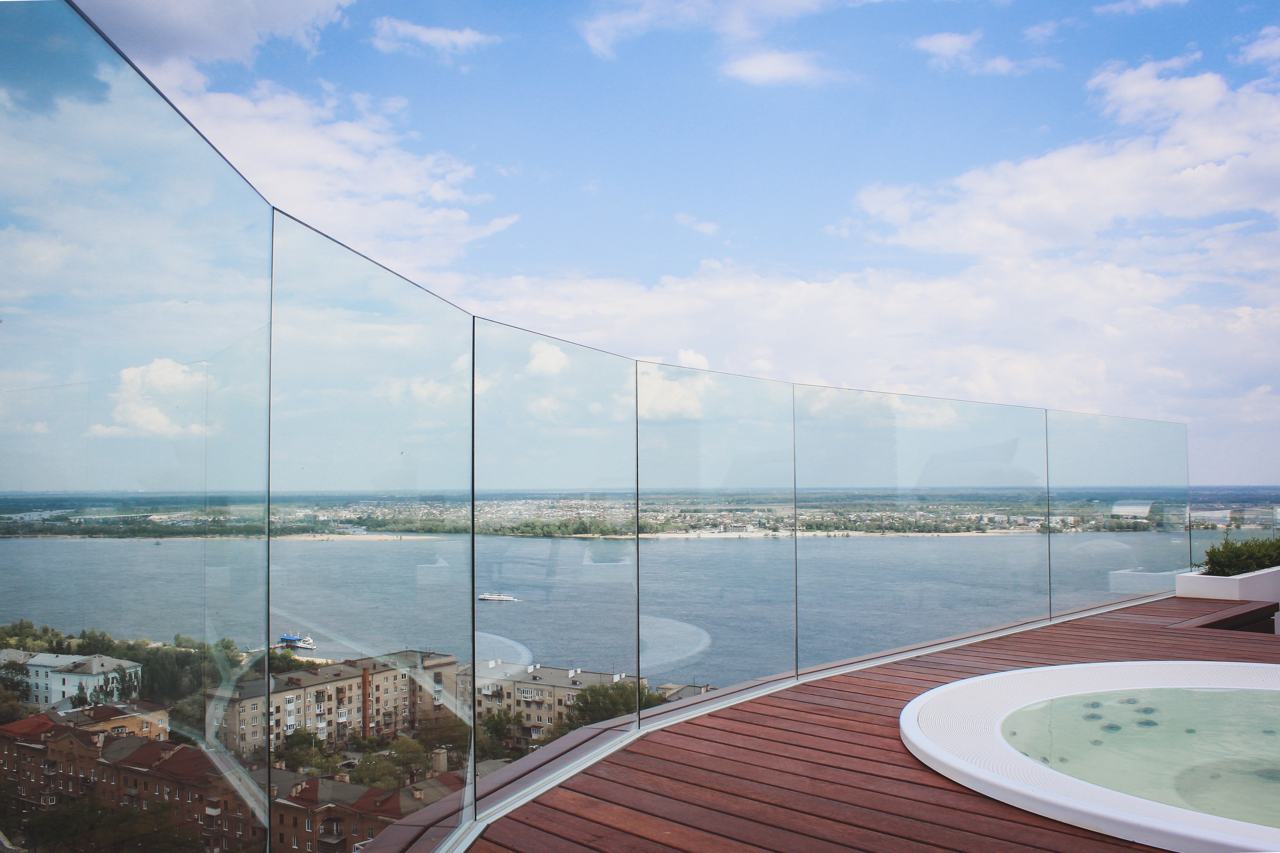 2011 年完工的无框玻璃露台设计-3