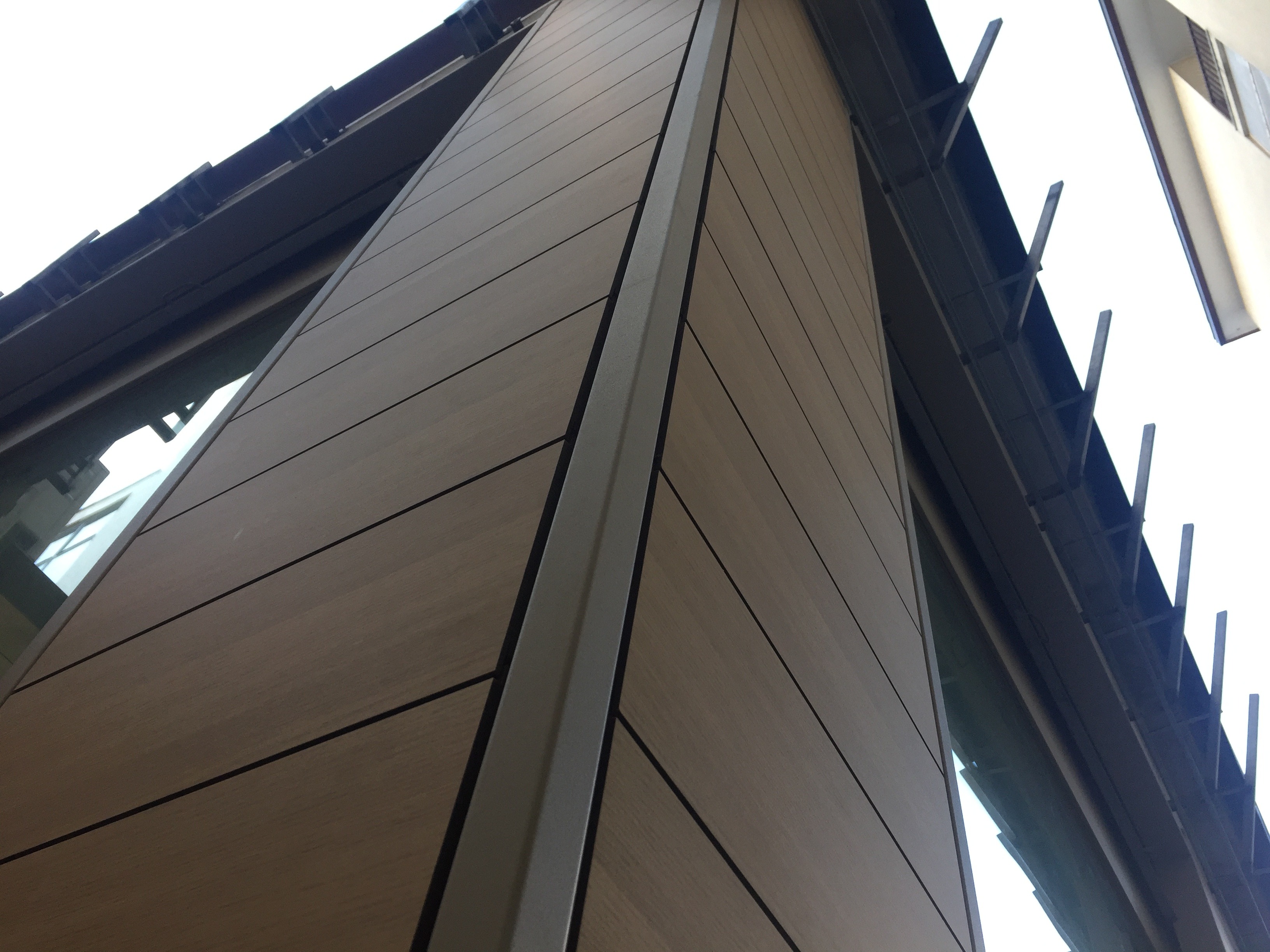 铜锈质感墙面打造多功能市民中心-13