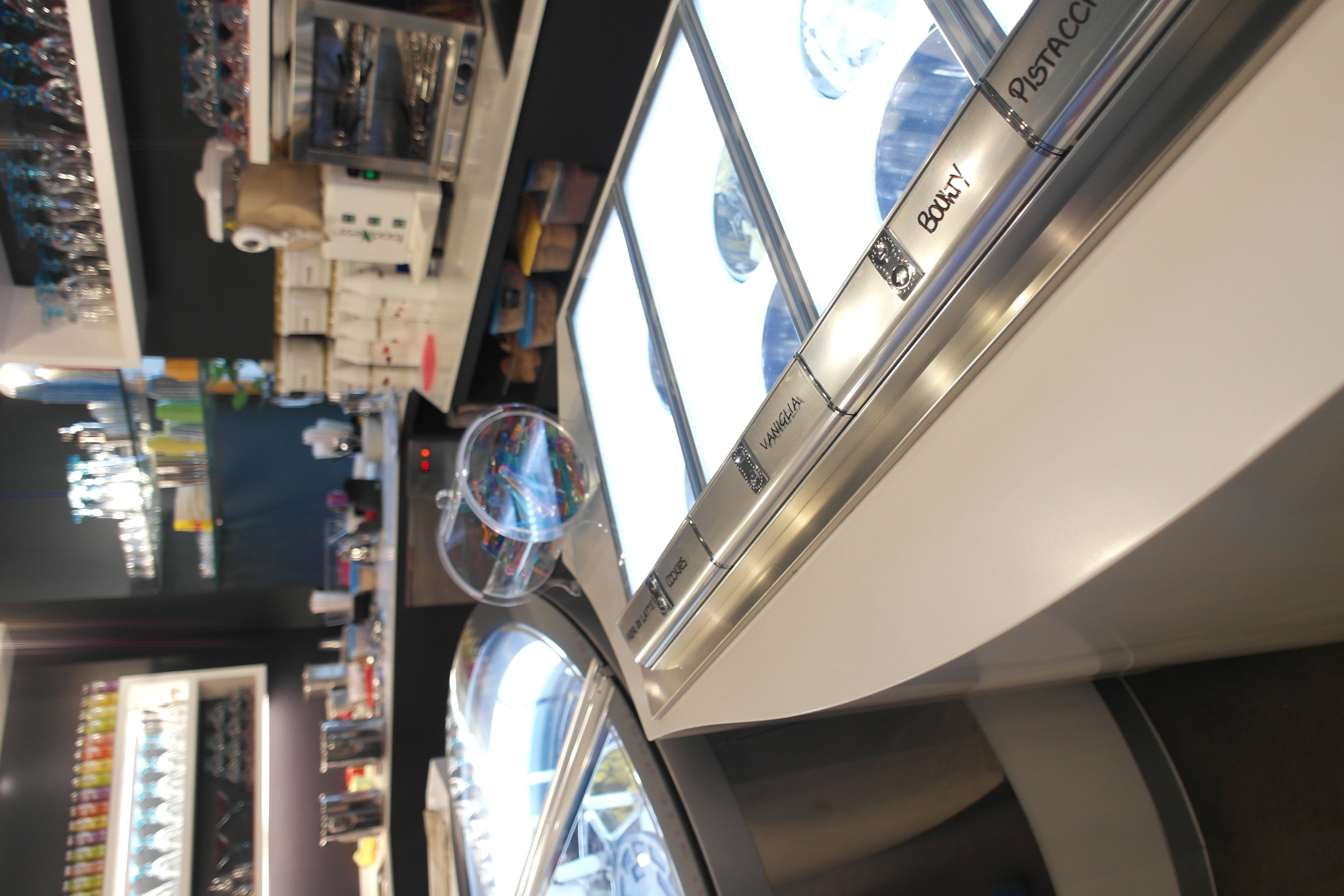 创意玩具店里的意大利手工冰淇淋-23