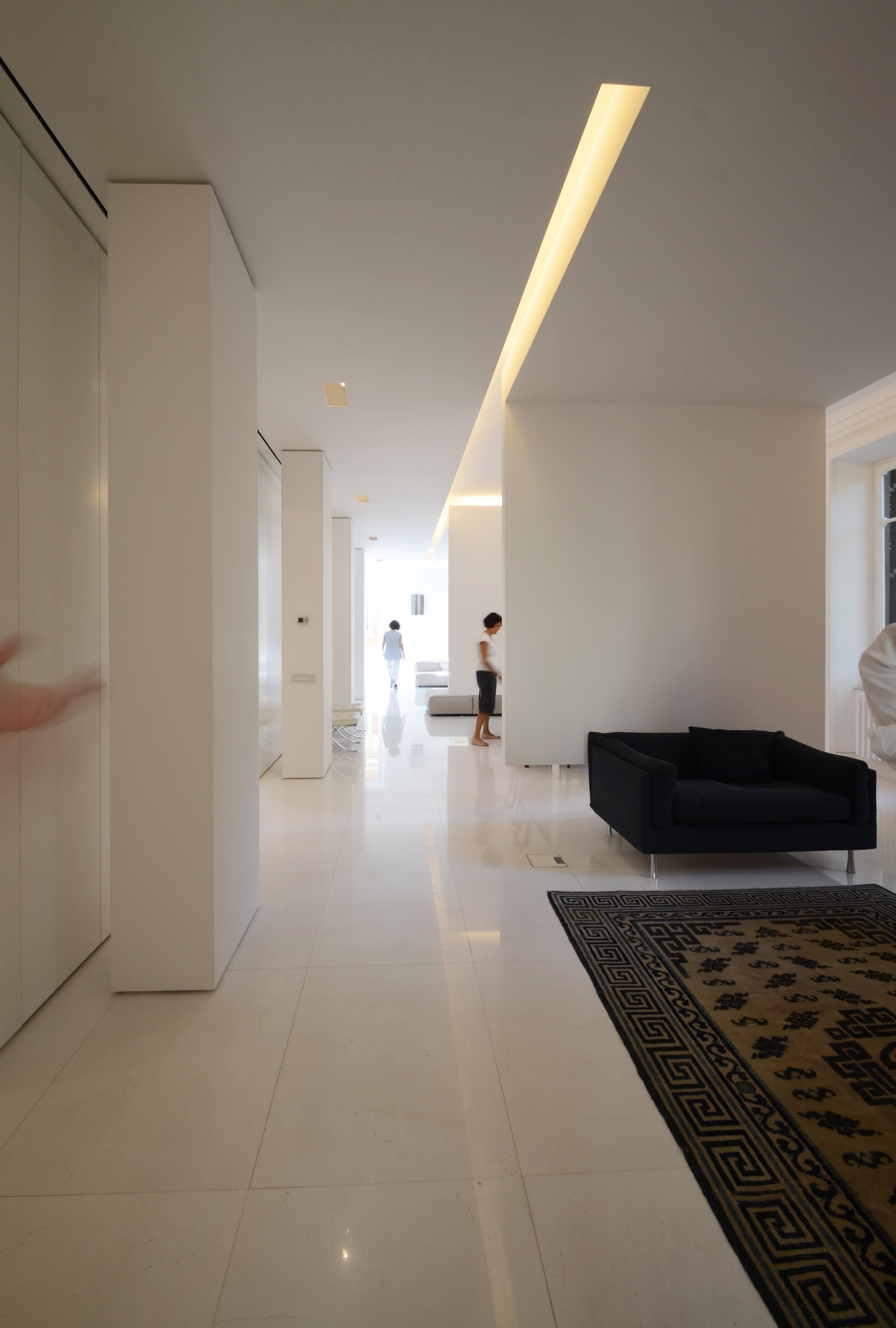 2010 年完成的 R+E 公寓 | 精致室内设计与定制家具的完美融合-1