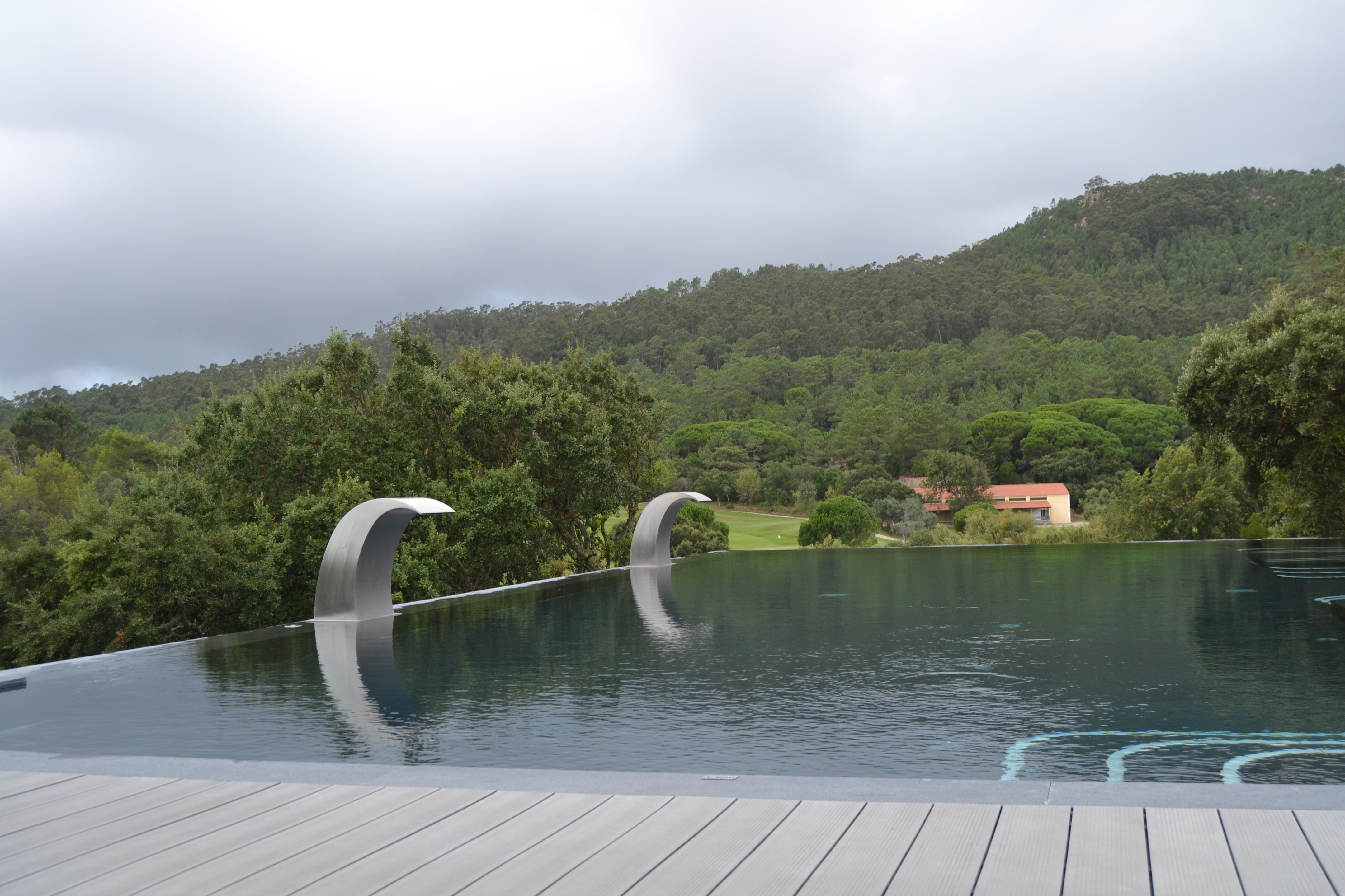 惊艳的 9 米高悬浮泳池设计-8