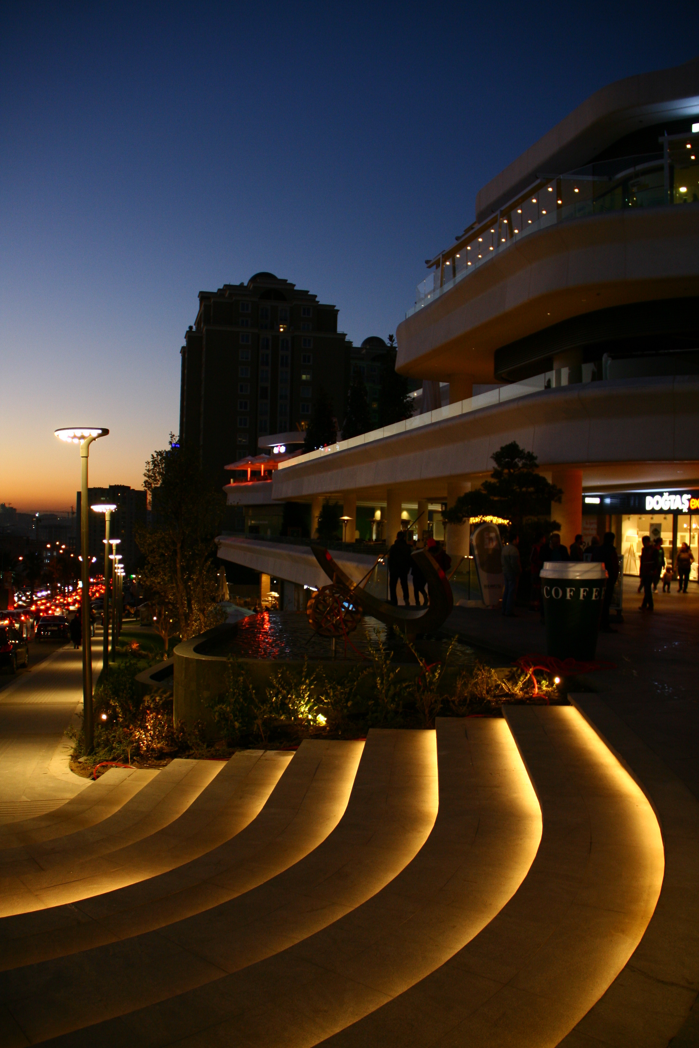 五层模块化办公室，和谐融入城市与宗教环境-9