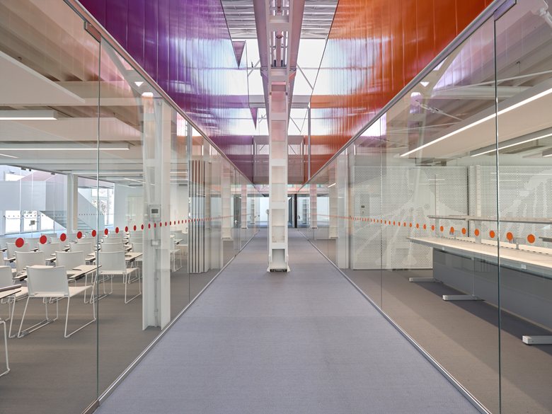 "Multi"椅点亮 Golinelli 文化中心-13