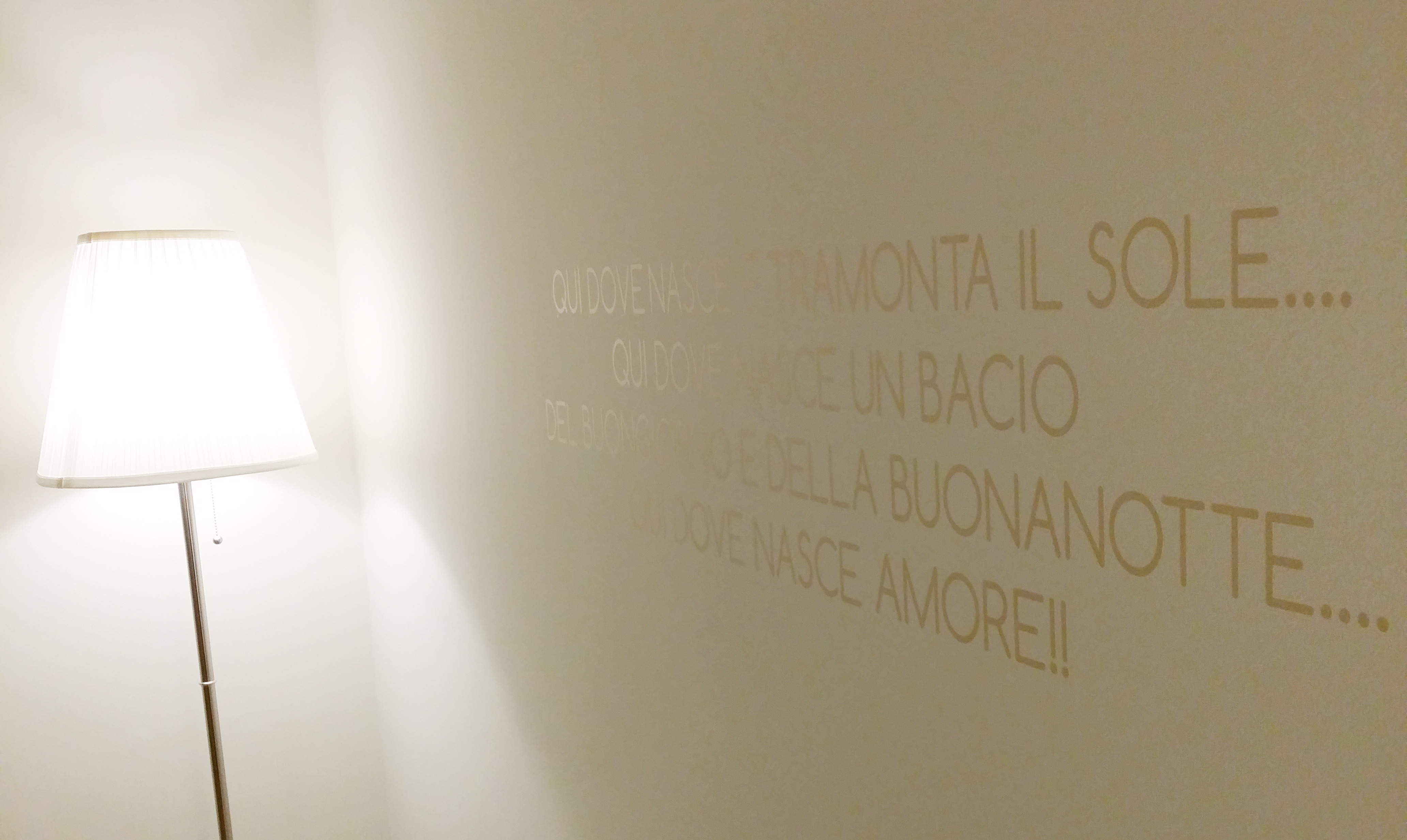 2014 年完工的个性化厨房玻璃面板装饰公寓室内设计案例-19