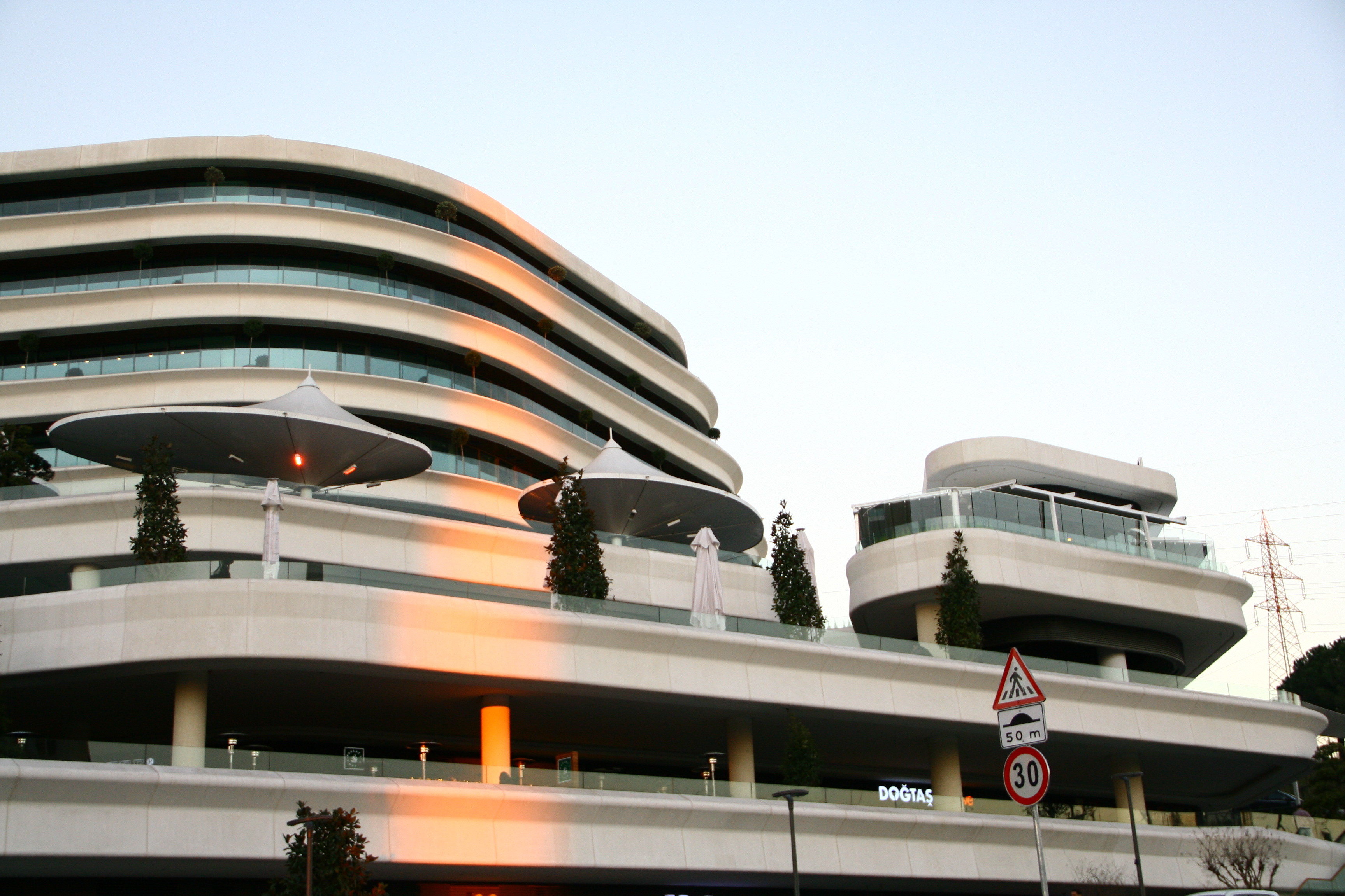 五层模块化办公室，和谐融入城市与宗教环境-3