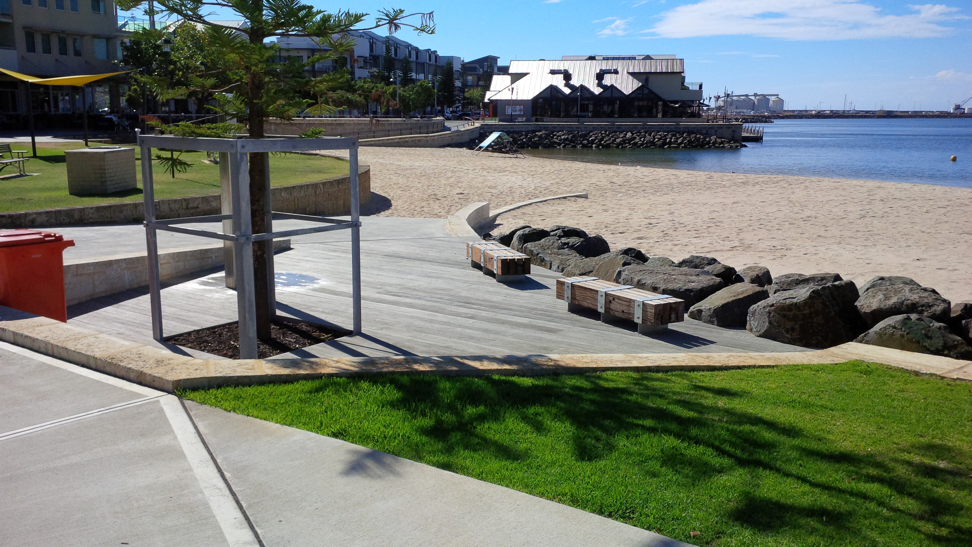 2014 年完工的 Millboard Smoked Oak decking 项目-7