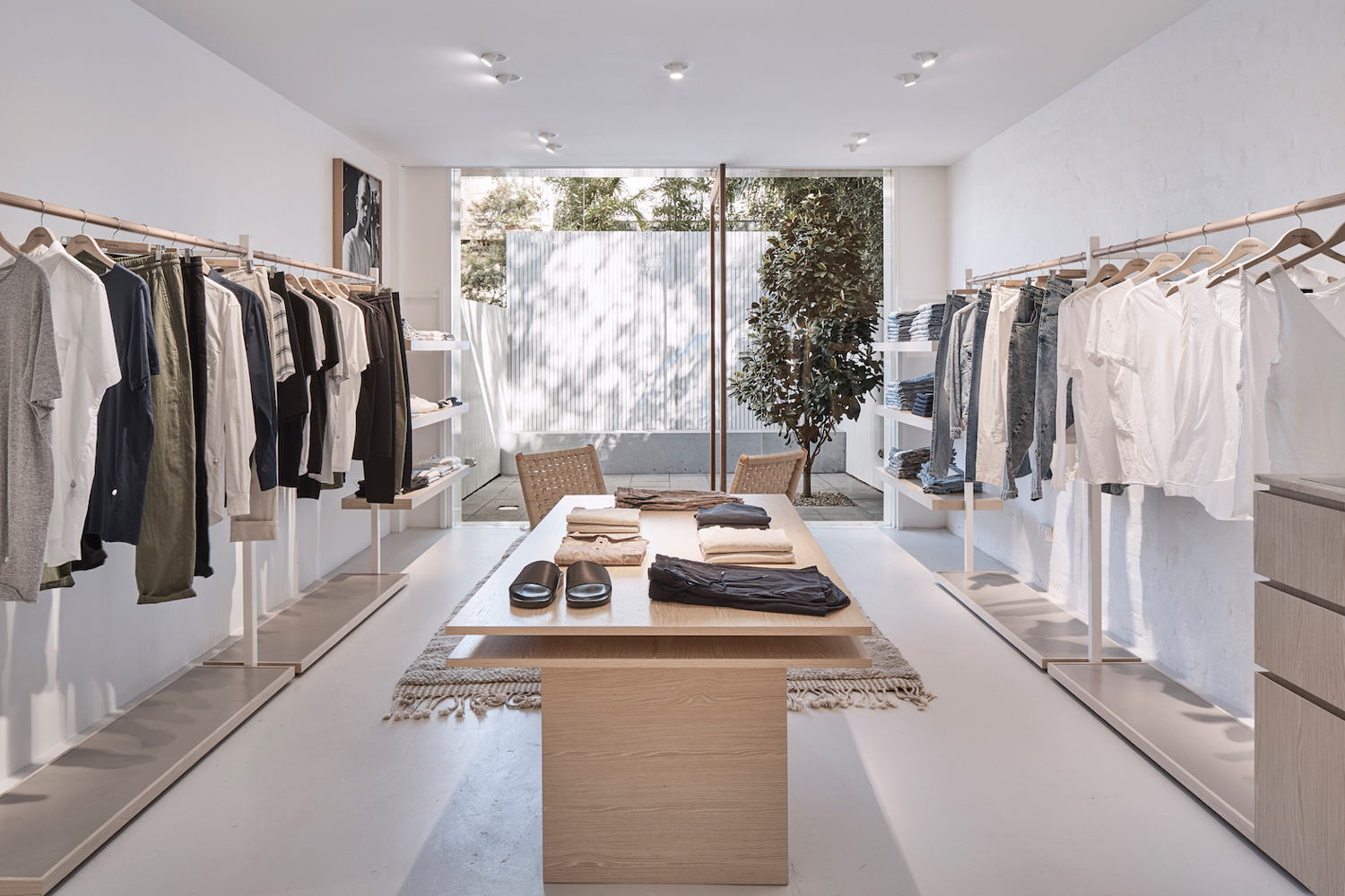 澳大利亚 Bassike 帕丁顿旗舰店转型，极简风格融入混凝土庭院-11