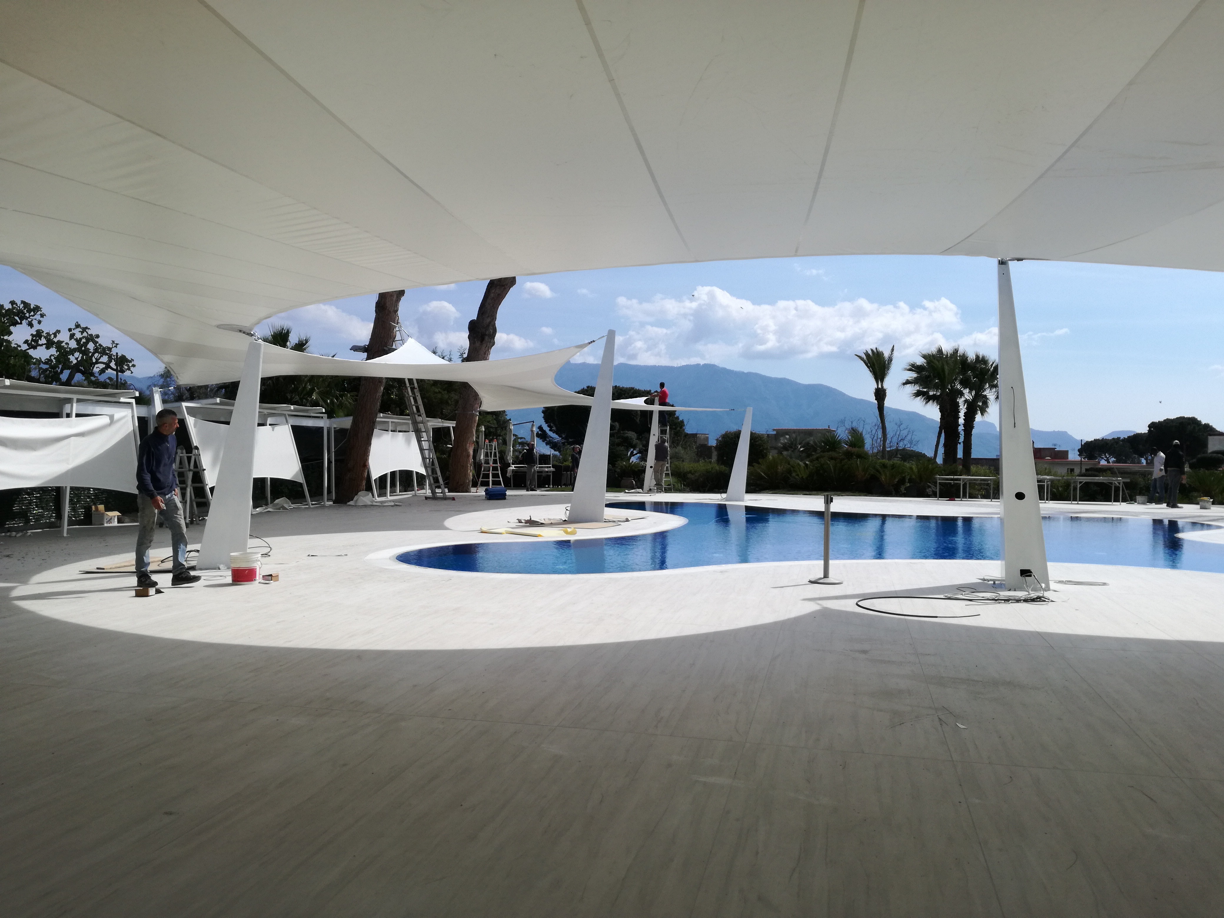 融合自然与建筑的蓝马林俱乐部餐厅设计-9