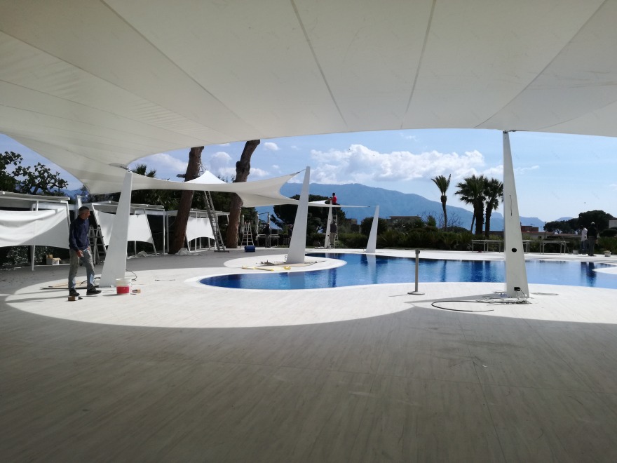 融合自然与建筑的蓝马林俱乐部餐厅设计-9