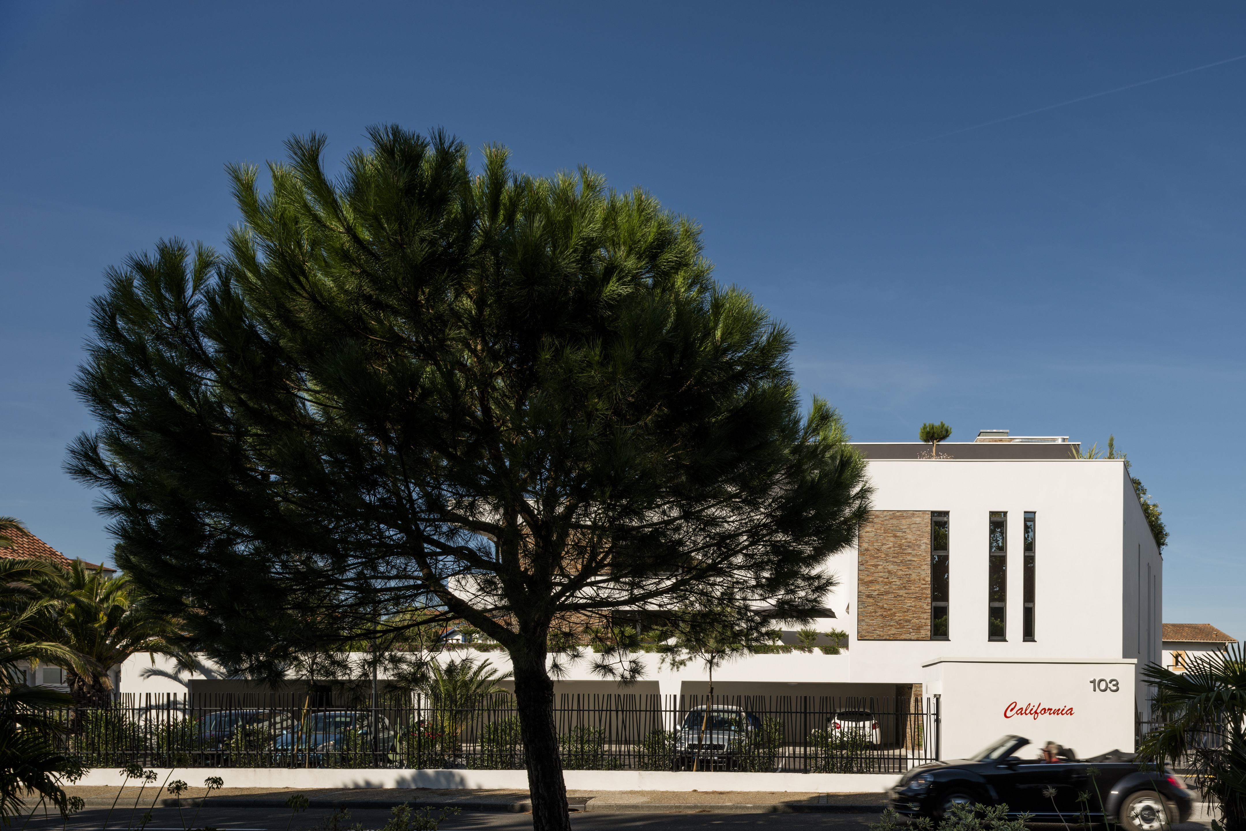 法国安吉特海滨公寓与办公建筑-12