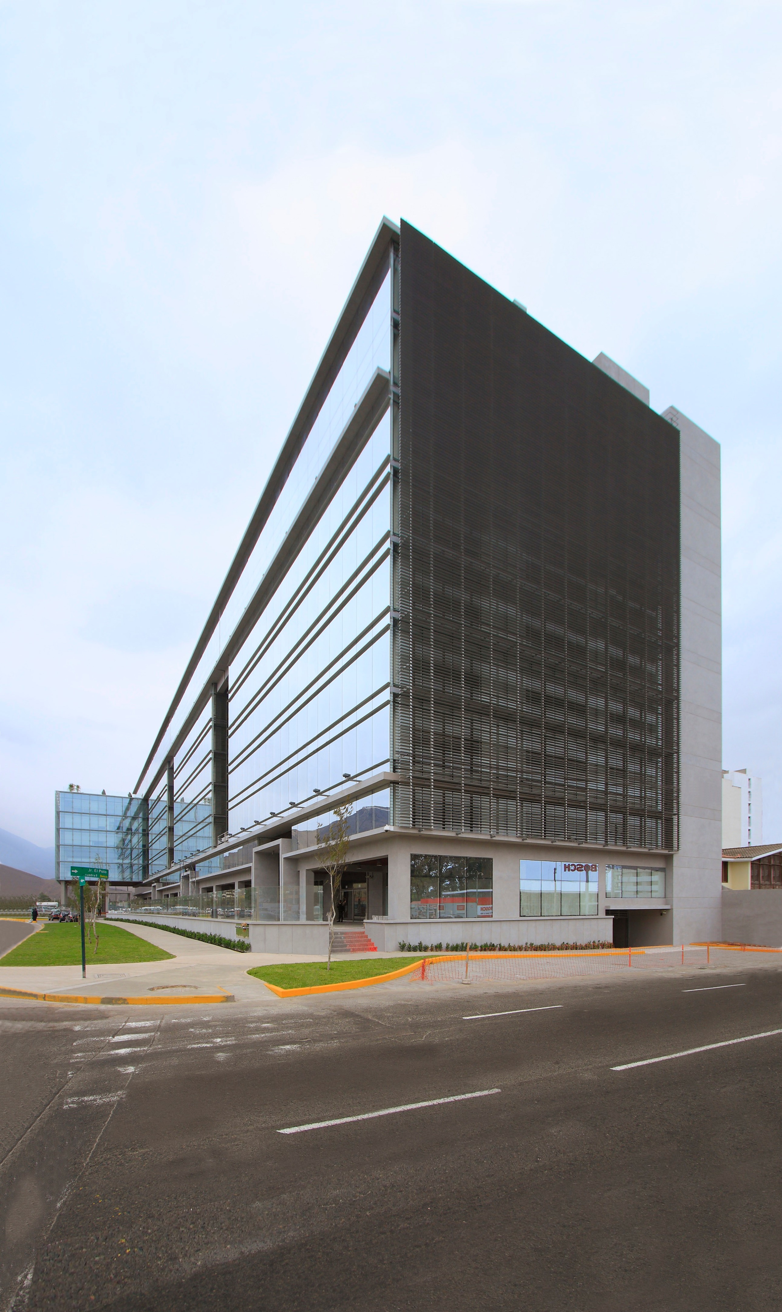 Centro Empresarial Cronos——现代办公建筑的绿色与功能融合-6