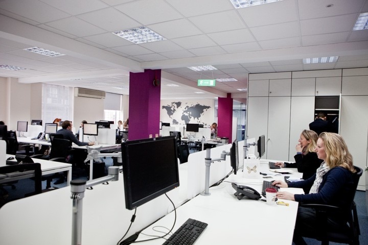 伦敦新办公室的创意品牌标识设计-2