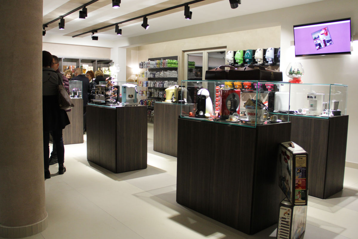 优雅珠宝般的咖啡店设计-9