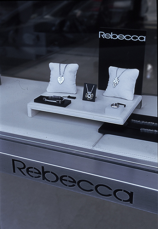 简约设计打造的高端珠宝店-1