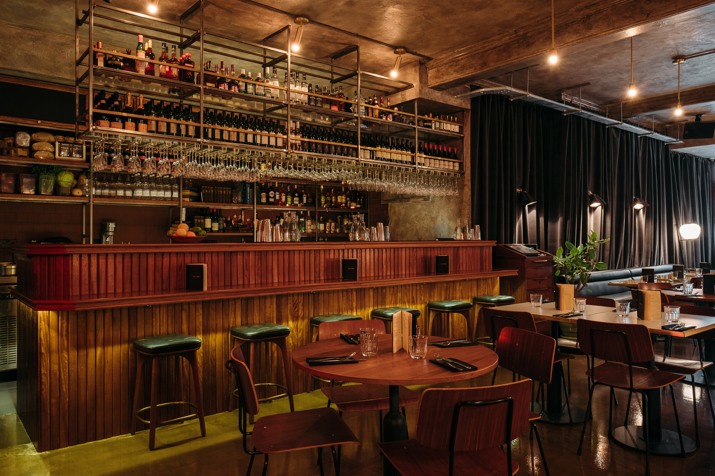 伦敦“脏骨头”餐厅，重现 70 年代布鲁克林艺术空间魅力-5