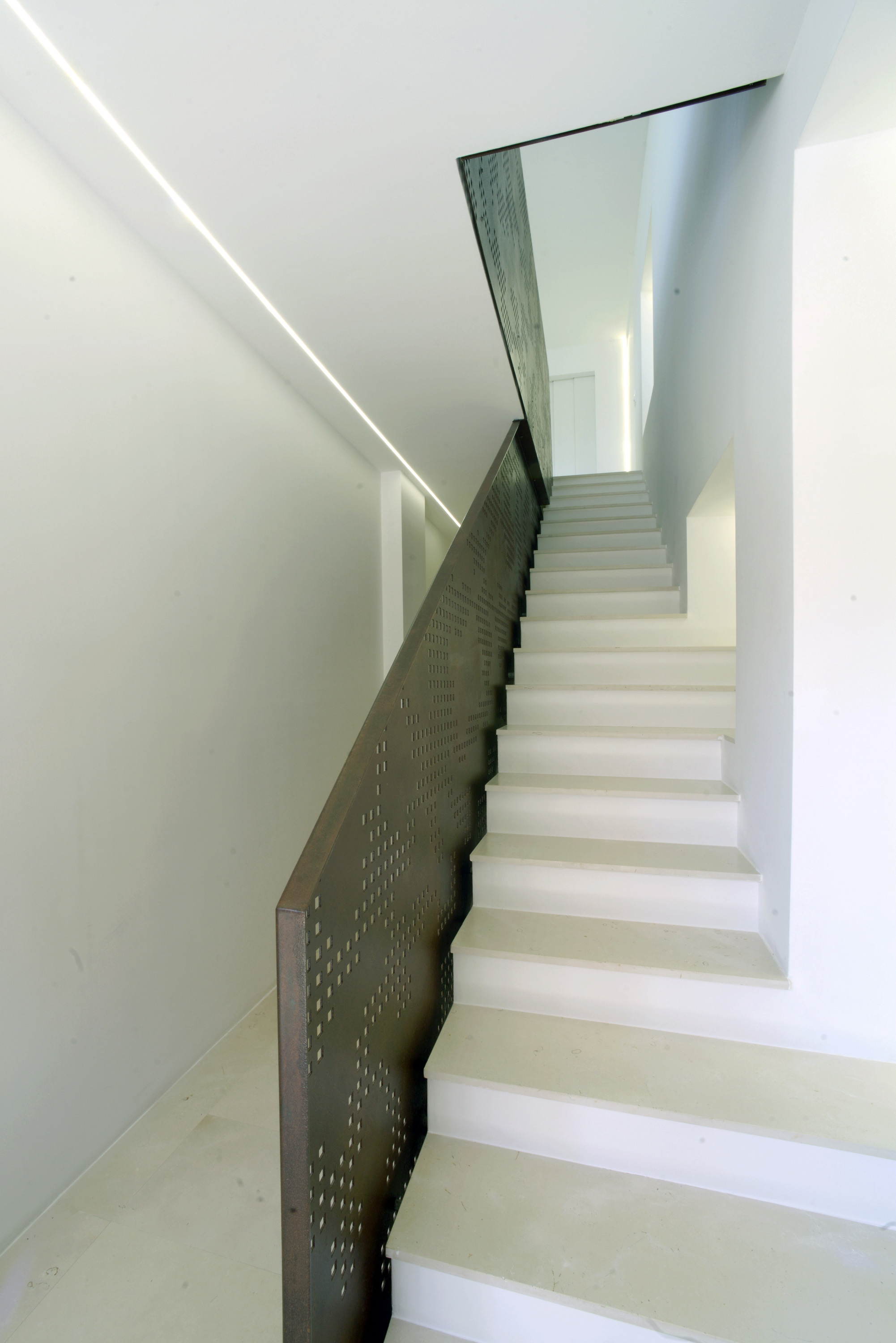 岩石中的三层住宅-16