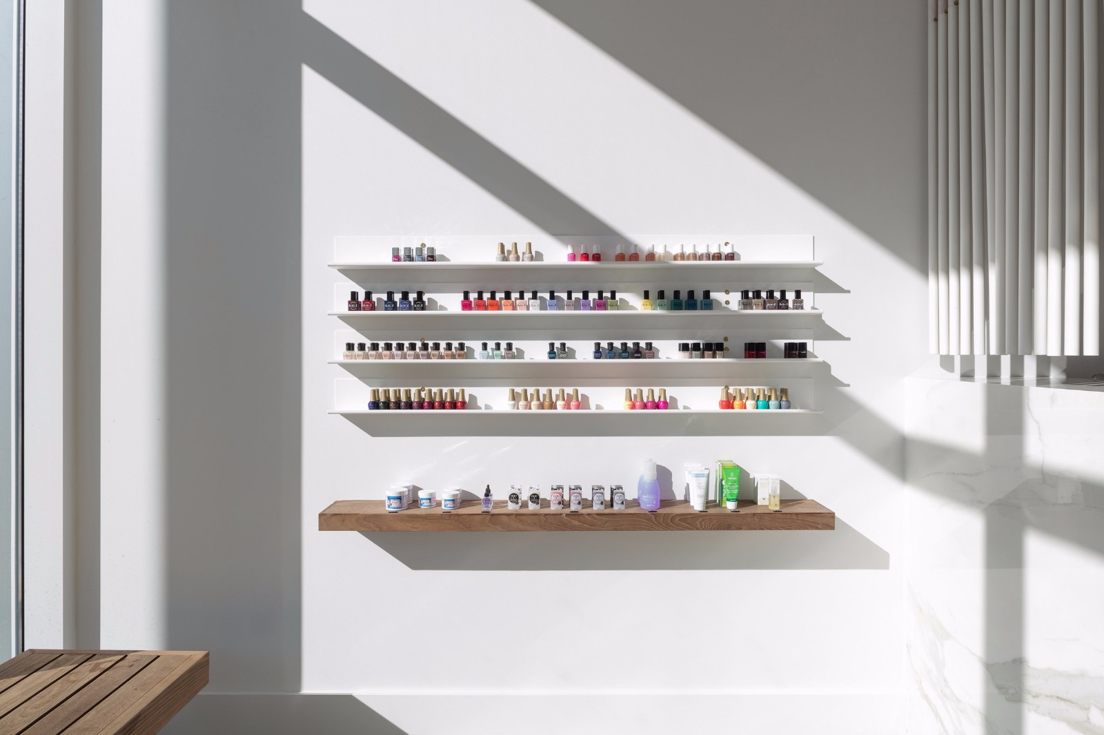 蓝色座椅,黄铜细节构建的舒适美甲空间-9