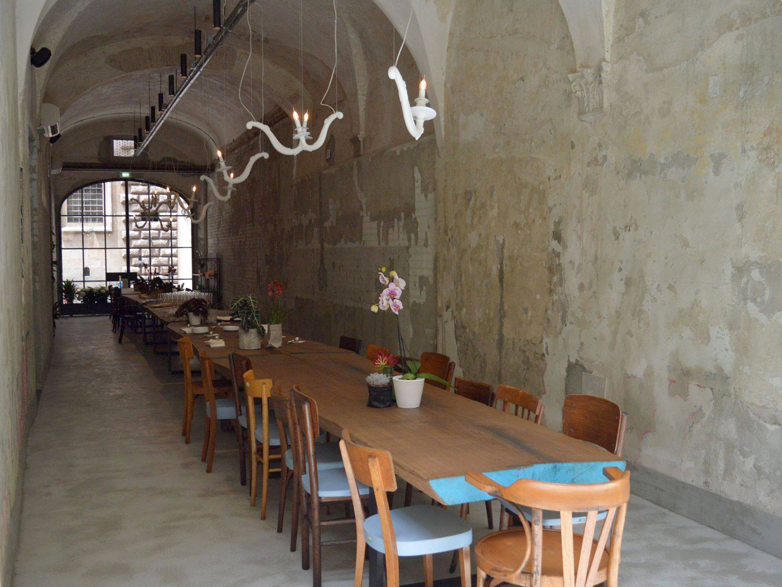 复古韵味与现代设计共融的餐厅空间-13